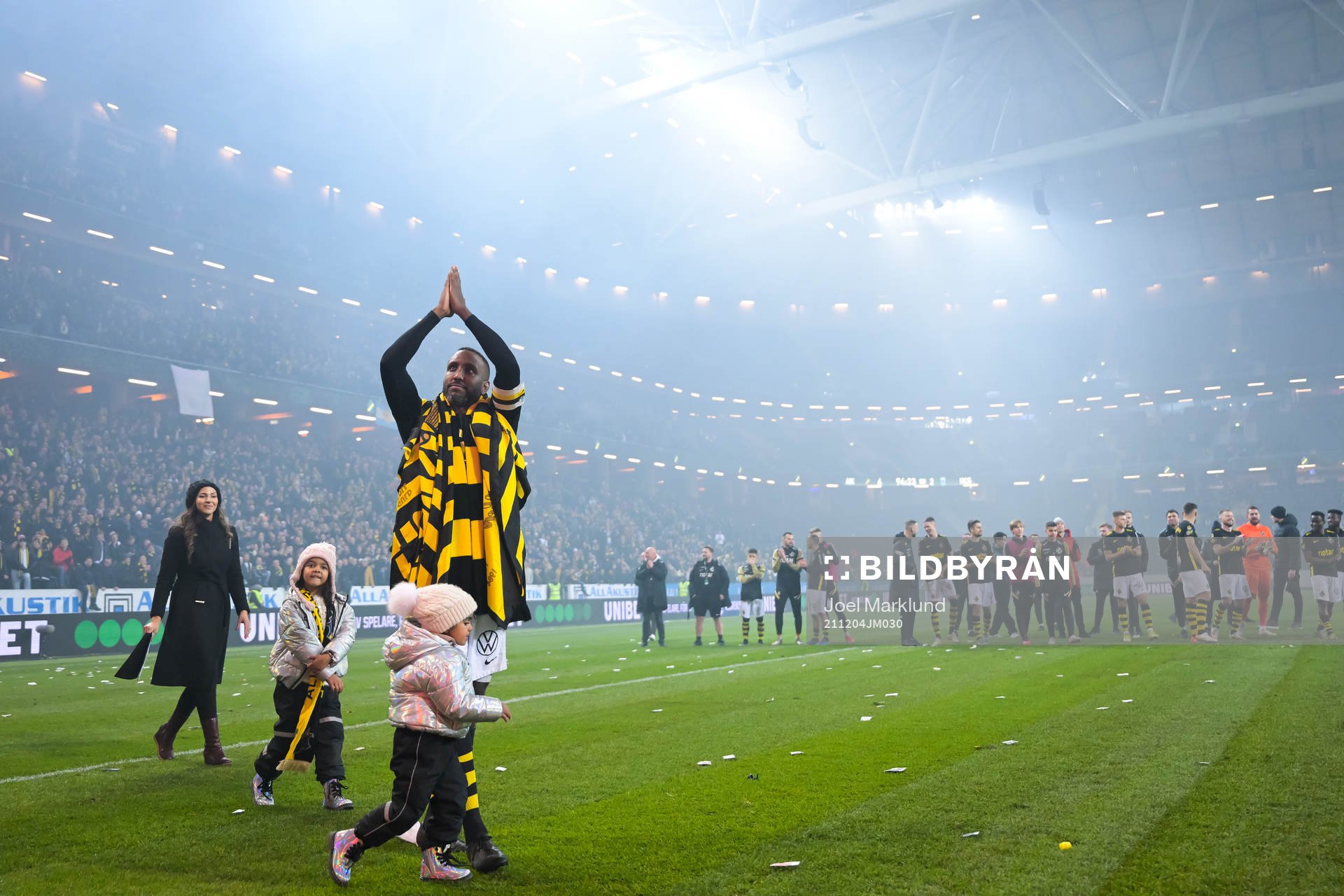 AIK:s Henok Goitom med familj jublar efter fotbollsmatchen i Allsvenskan mellan AIK och Sirius den 4 december 2021 i Stockholm. 