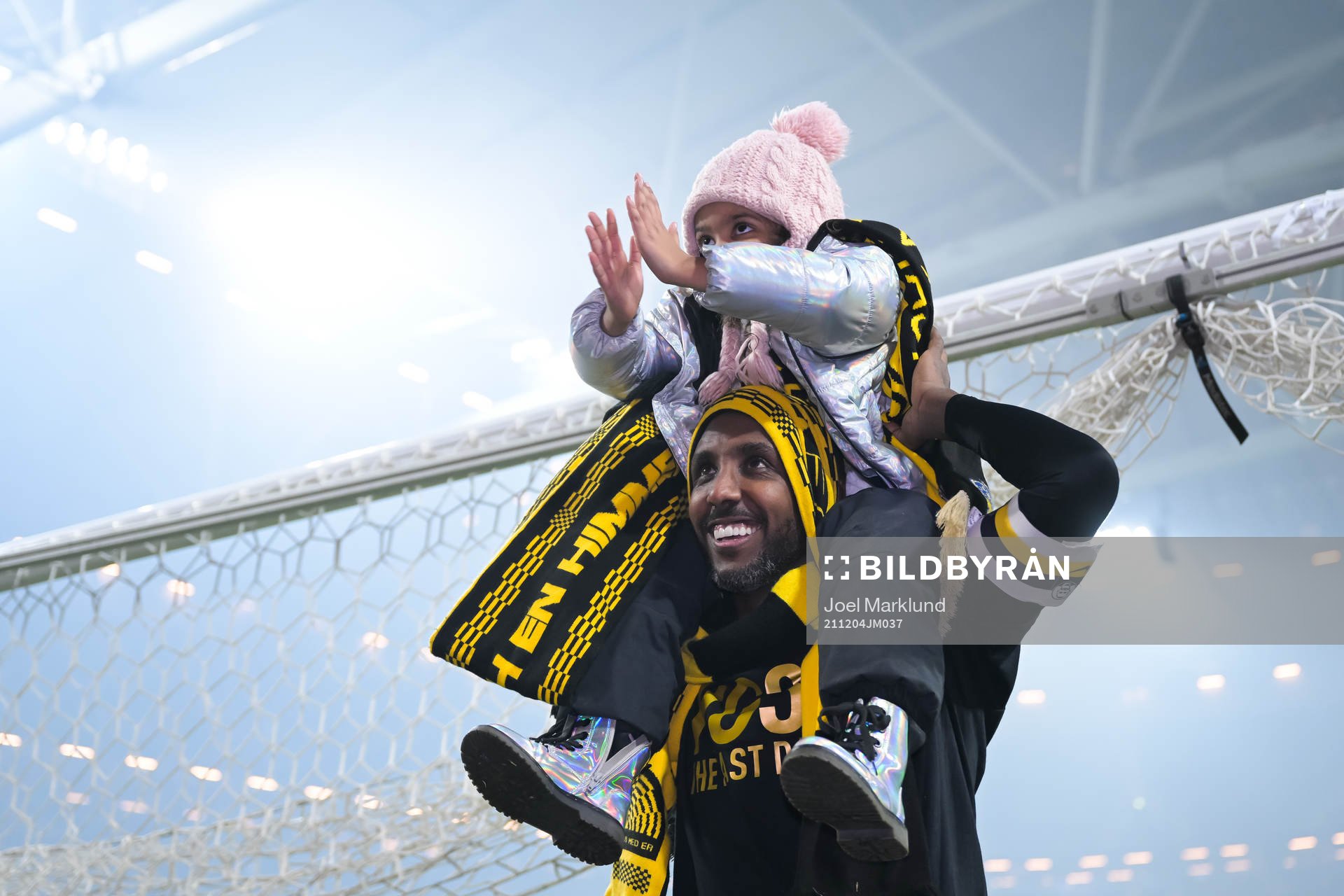 s Henok Goitom med familj jublar