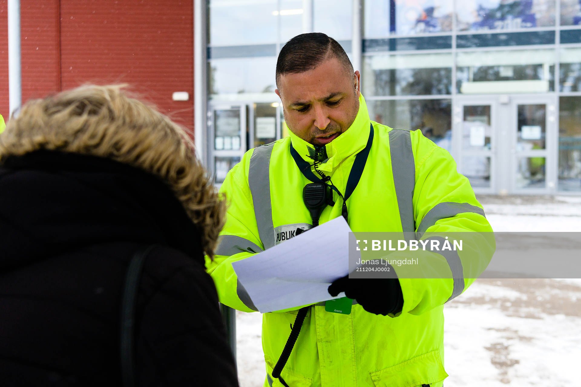 Publikvärd kontrollerar covidbevis utanför Vida Arena