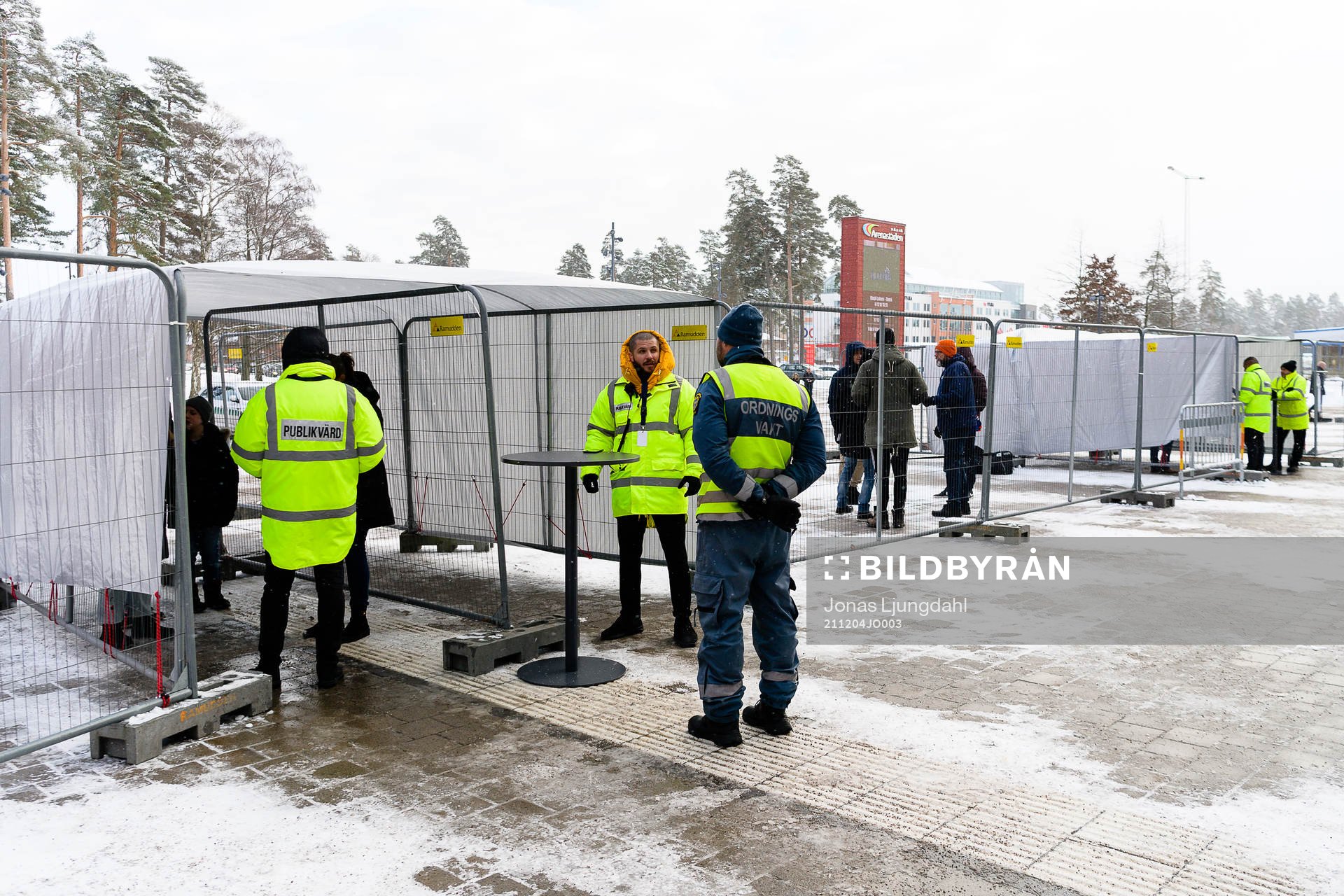 Publikvärdar kontrollerar covidbevis utanför Vida Arena