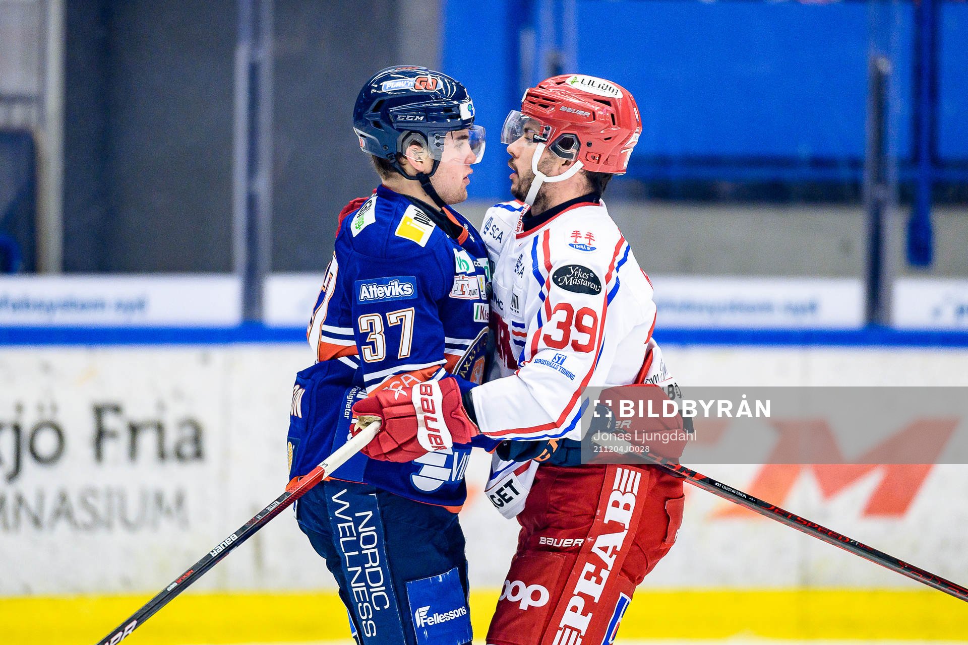 Irriterat mellan Växjös Glenn Gustafsson och Timrås Ty