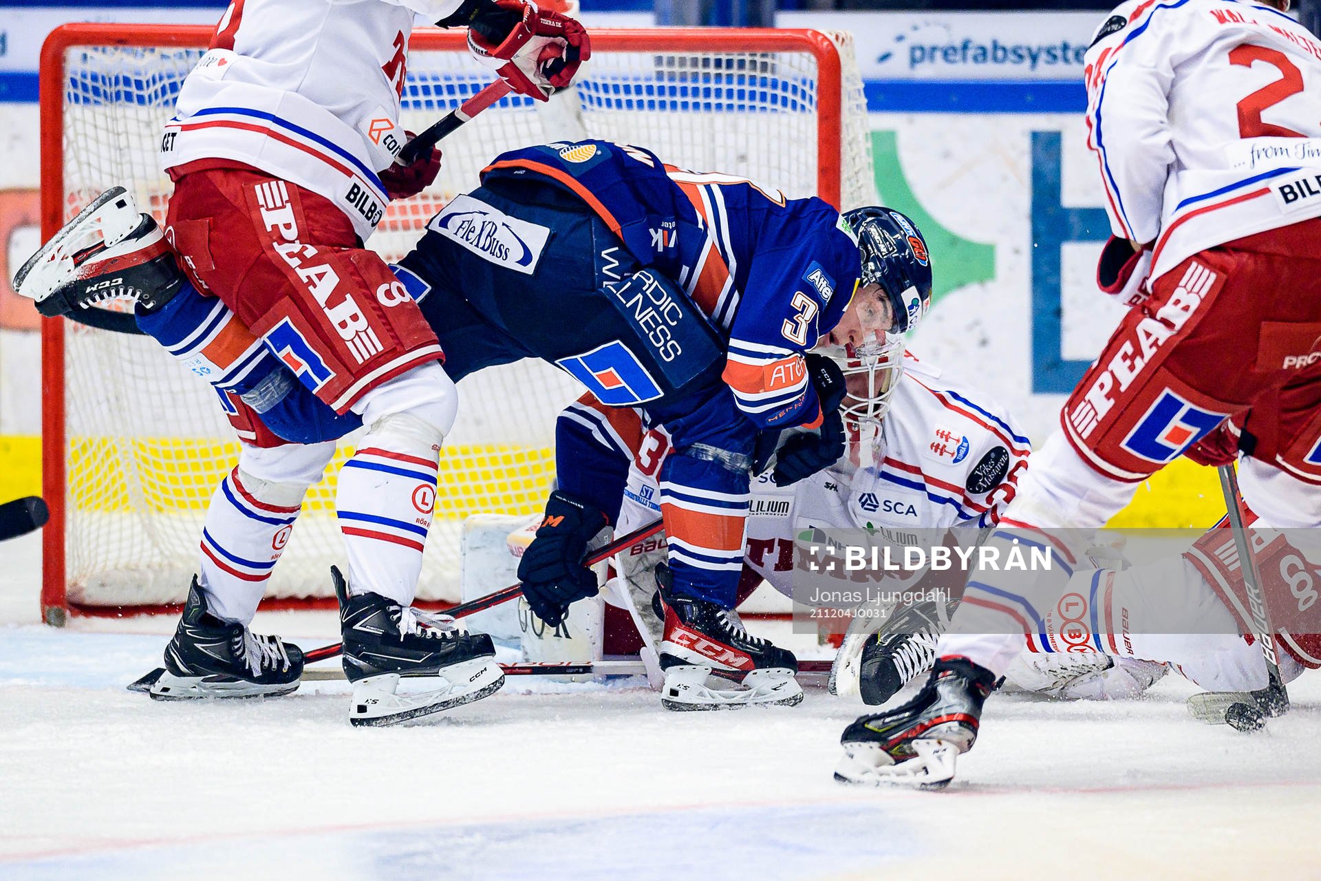 Växjös Glenn Gustafsson oroar vid Timrås målvakt Jacob