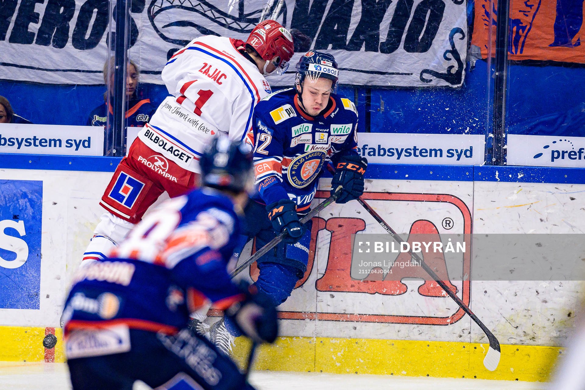 Timrås Nolan Zajac tacklar Växjös Oscar Hagman