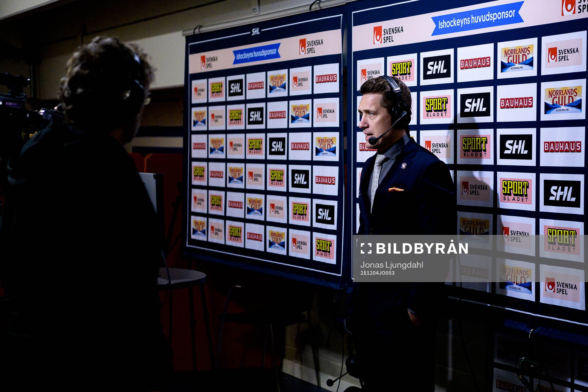 Växjös tränare Sam Hallam blir intervjuad av Cmore