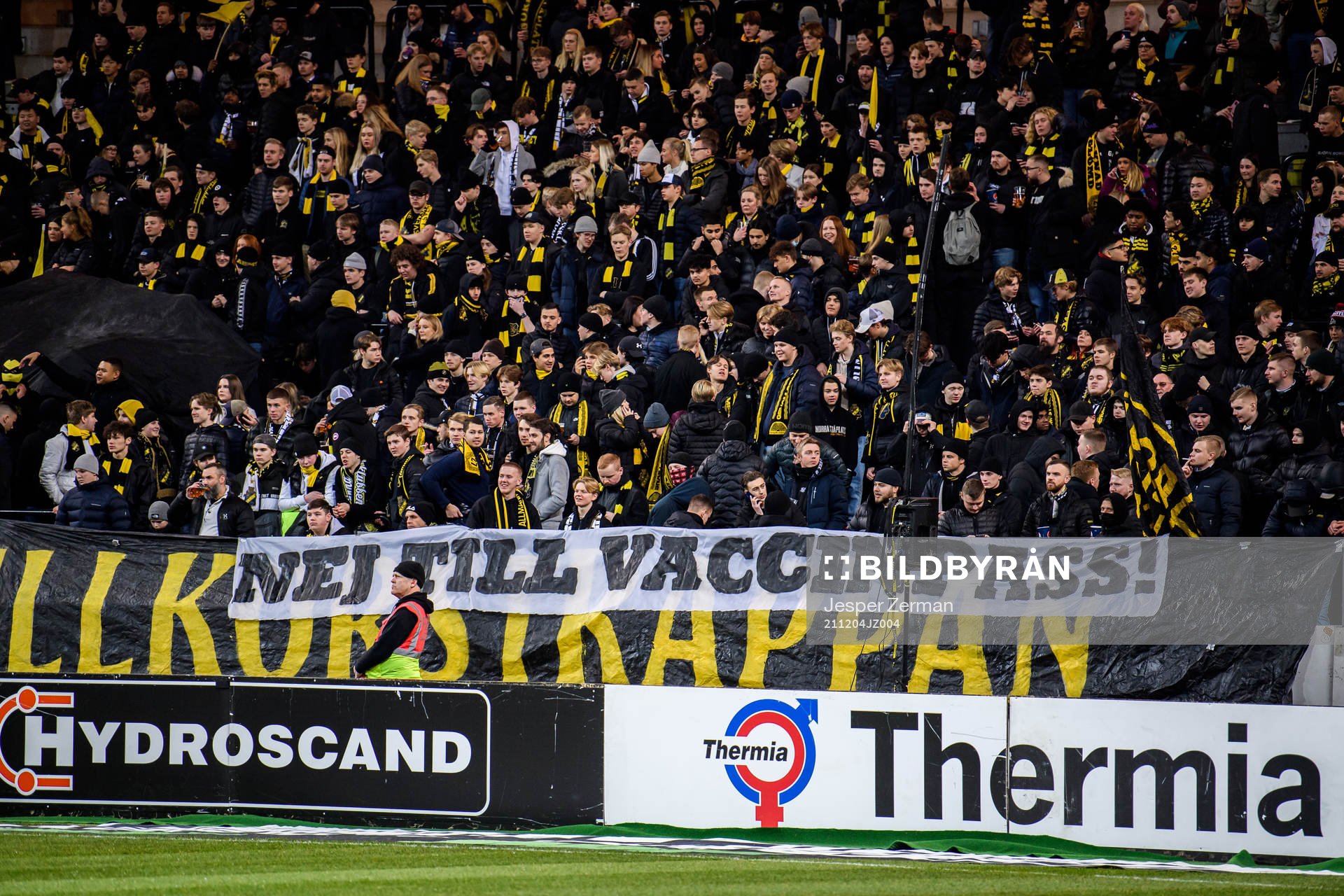s supportrar med en banderoll mot vaccinpass