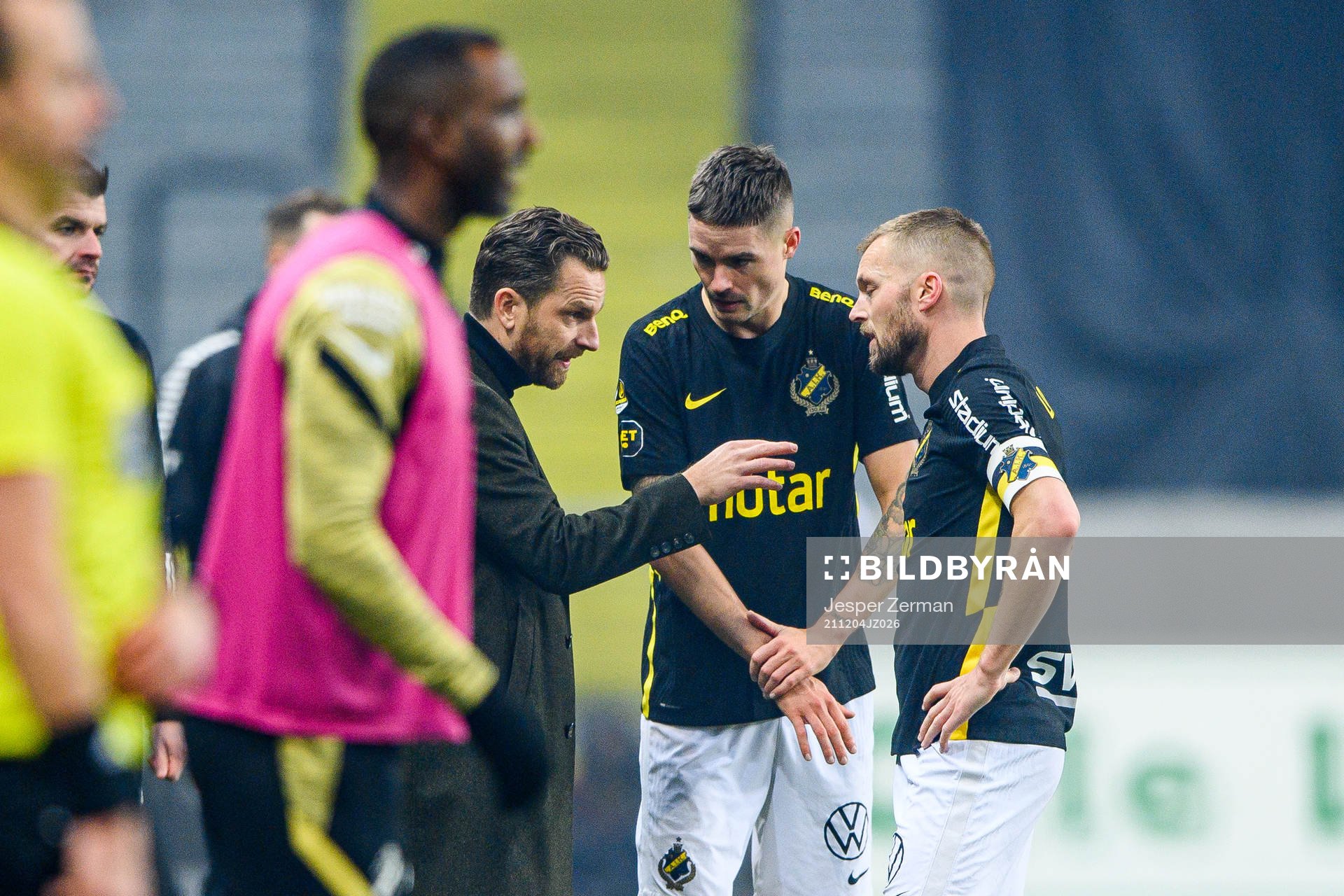 s tränare Bartosz Grzelak i samtal med Mikael Lustig och