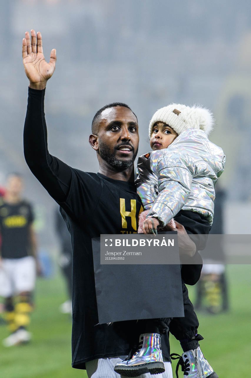 AIK:s Henok Goitom jublar tillsammans med sin familj efter fotbollsmatchen i Allsvenskan mellan AIK och Sirius den 4 december 2021 i Stockholm. 
