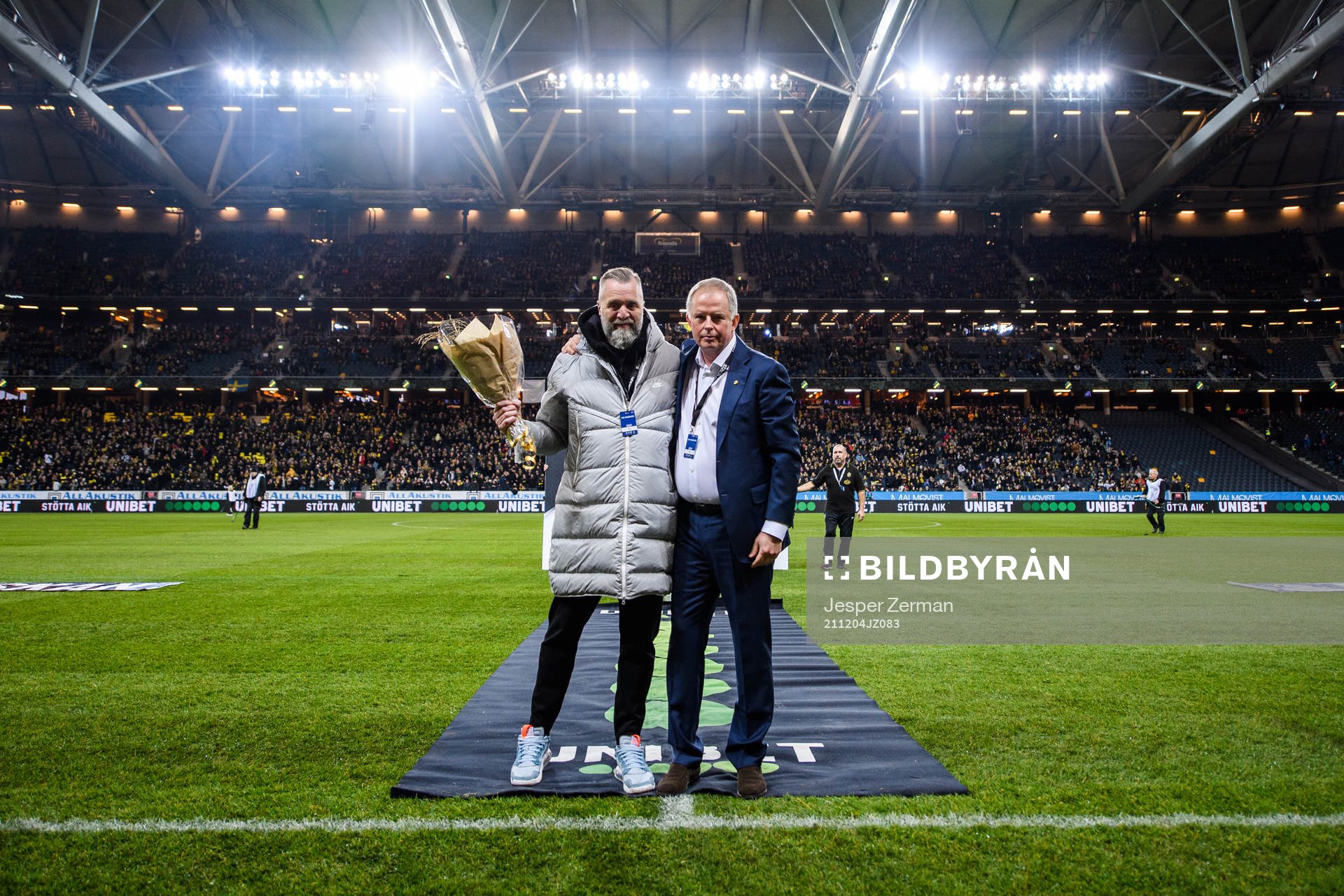 AIK:s f.d. VD Björn Wesström tackas av inför fotbollsmatchen i Allsvenskan mellan AIK och Sirius den 4 december 2021 i Stockholm. 
