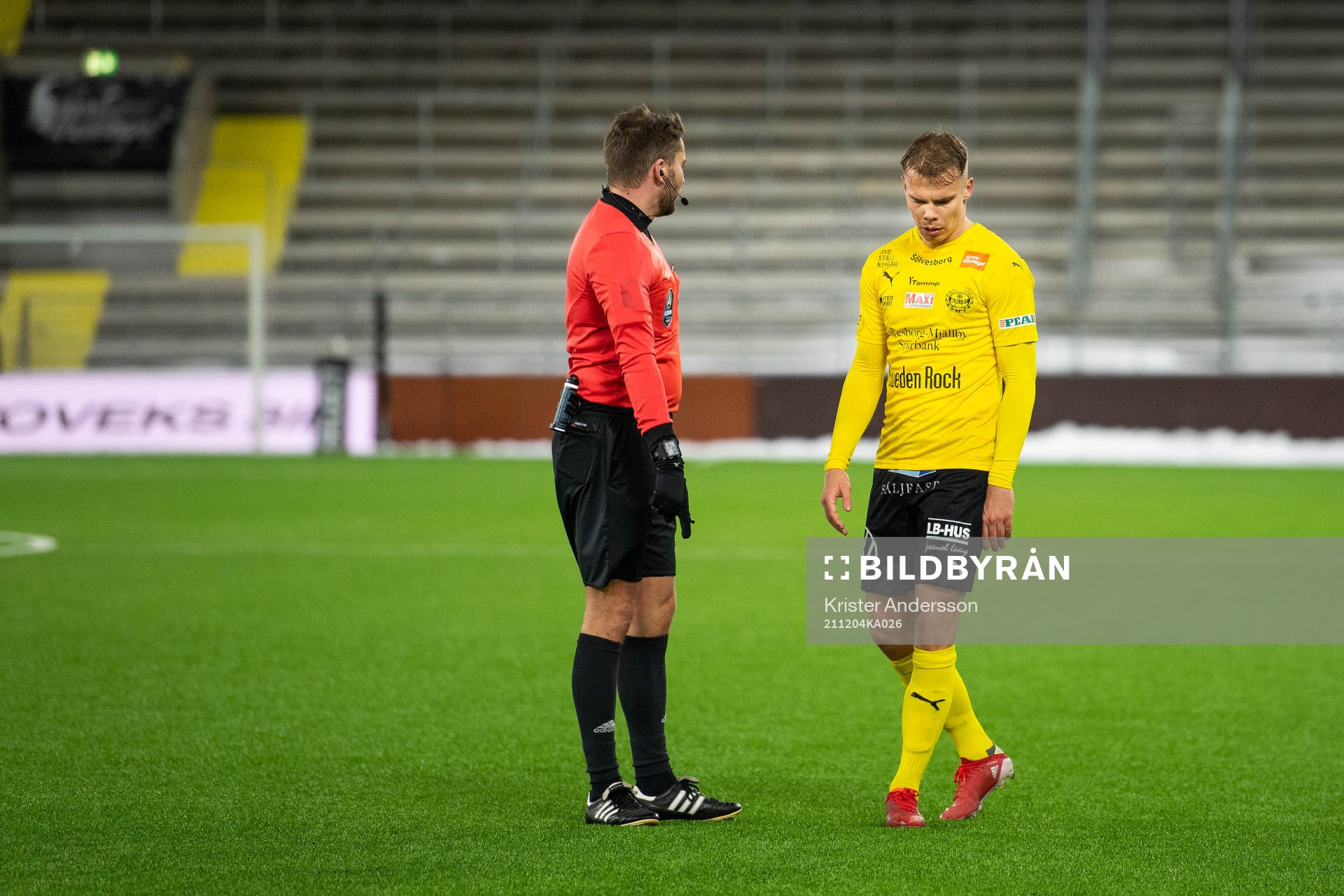 Domare Joakim Östling och Mjällbys Elias Andersson