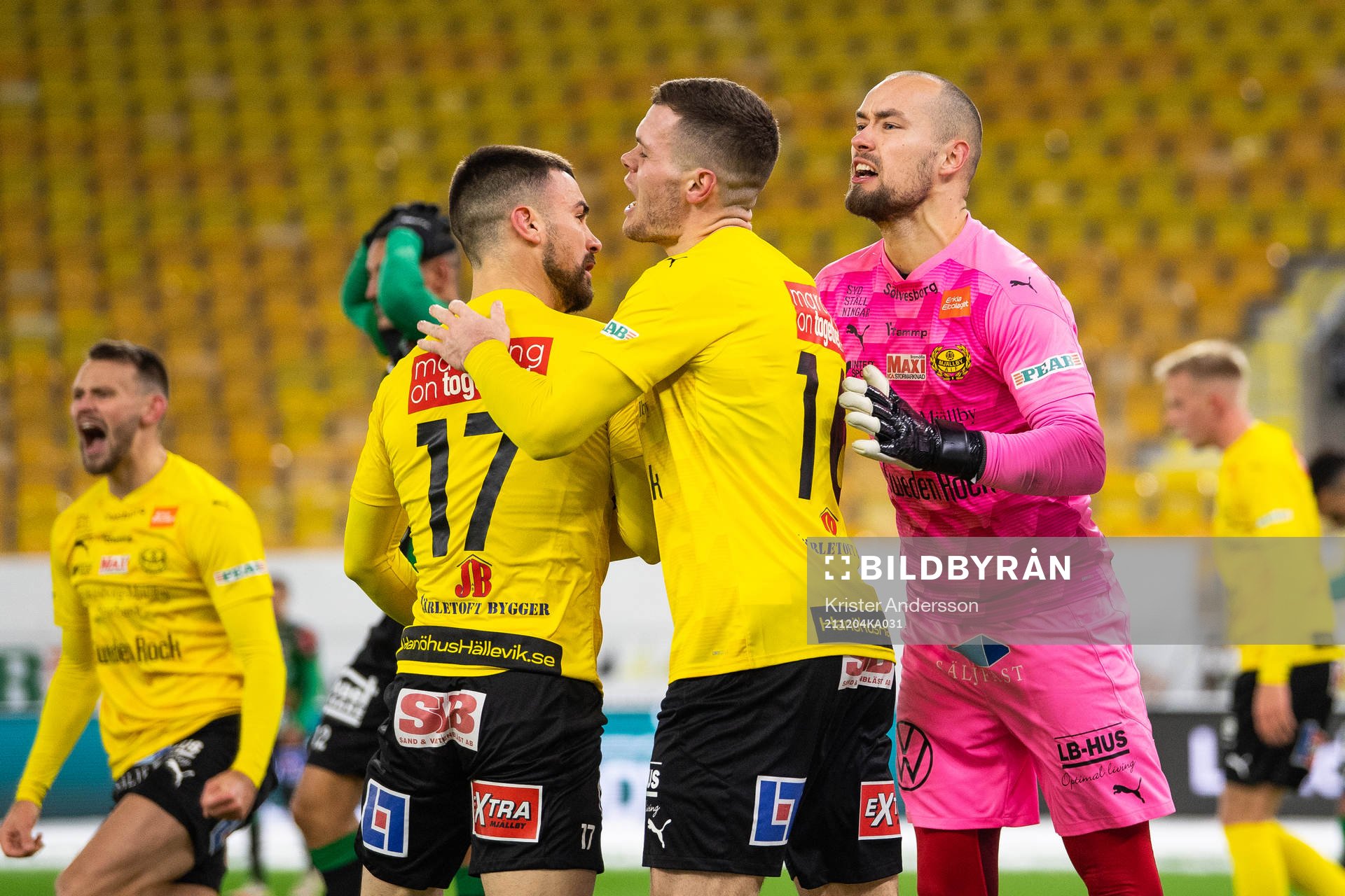 Mjällbys målvakt Carl-Johan Eriksson jublar med Carlos