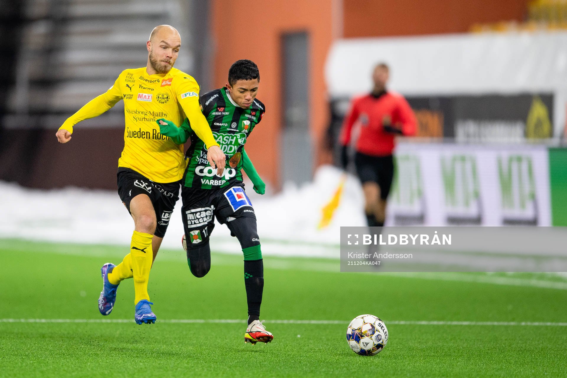 Mjällbys Viktor Gustafson och Varbergs Tashreeq Matthews