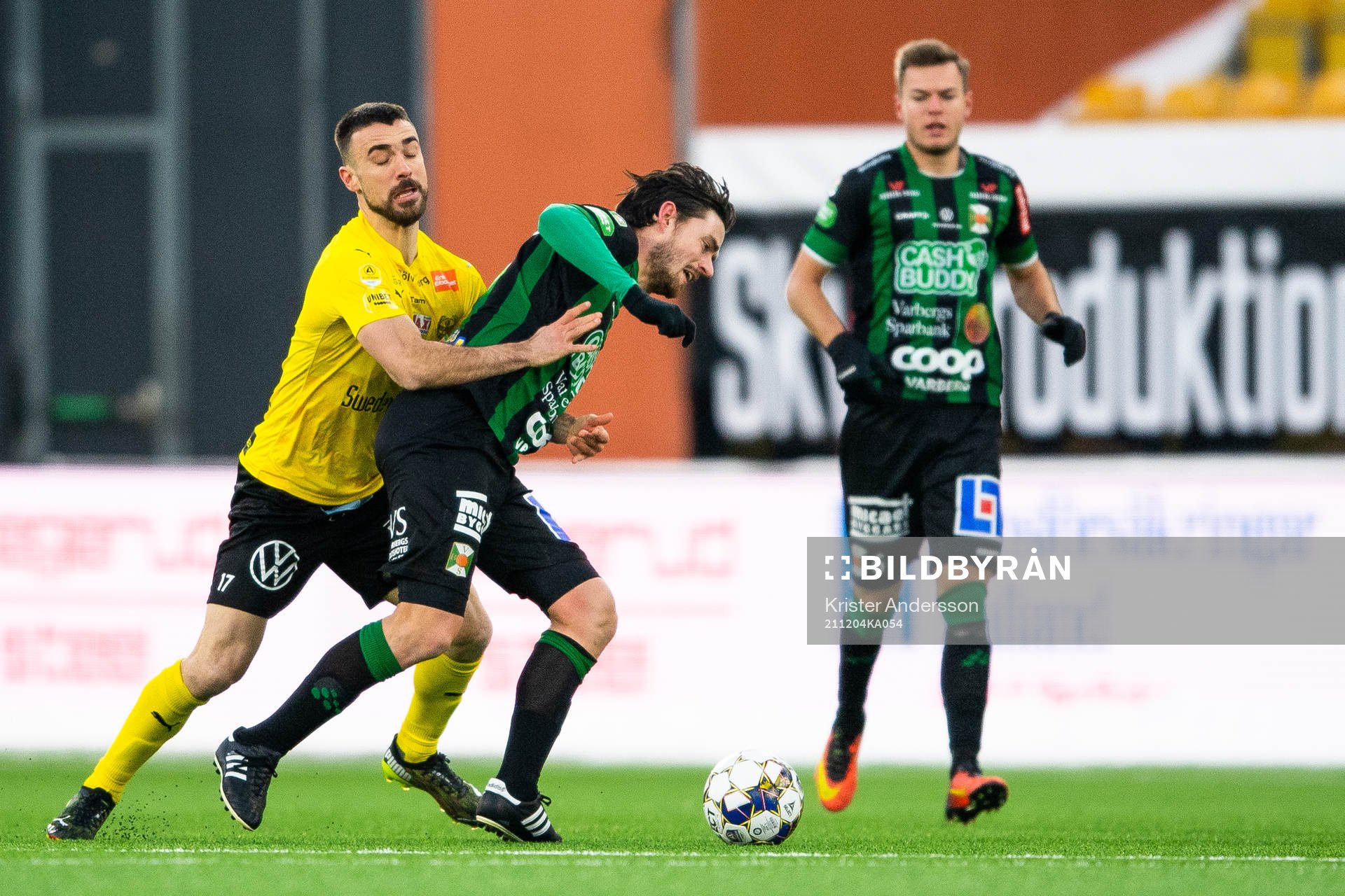 Mjällbys Carlos Moros Gracia och Varbergs Robin Tranberg