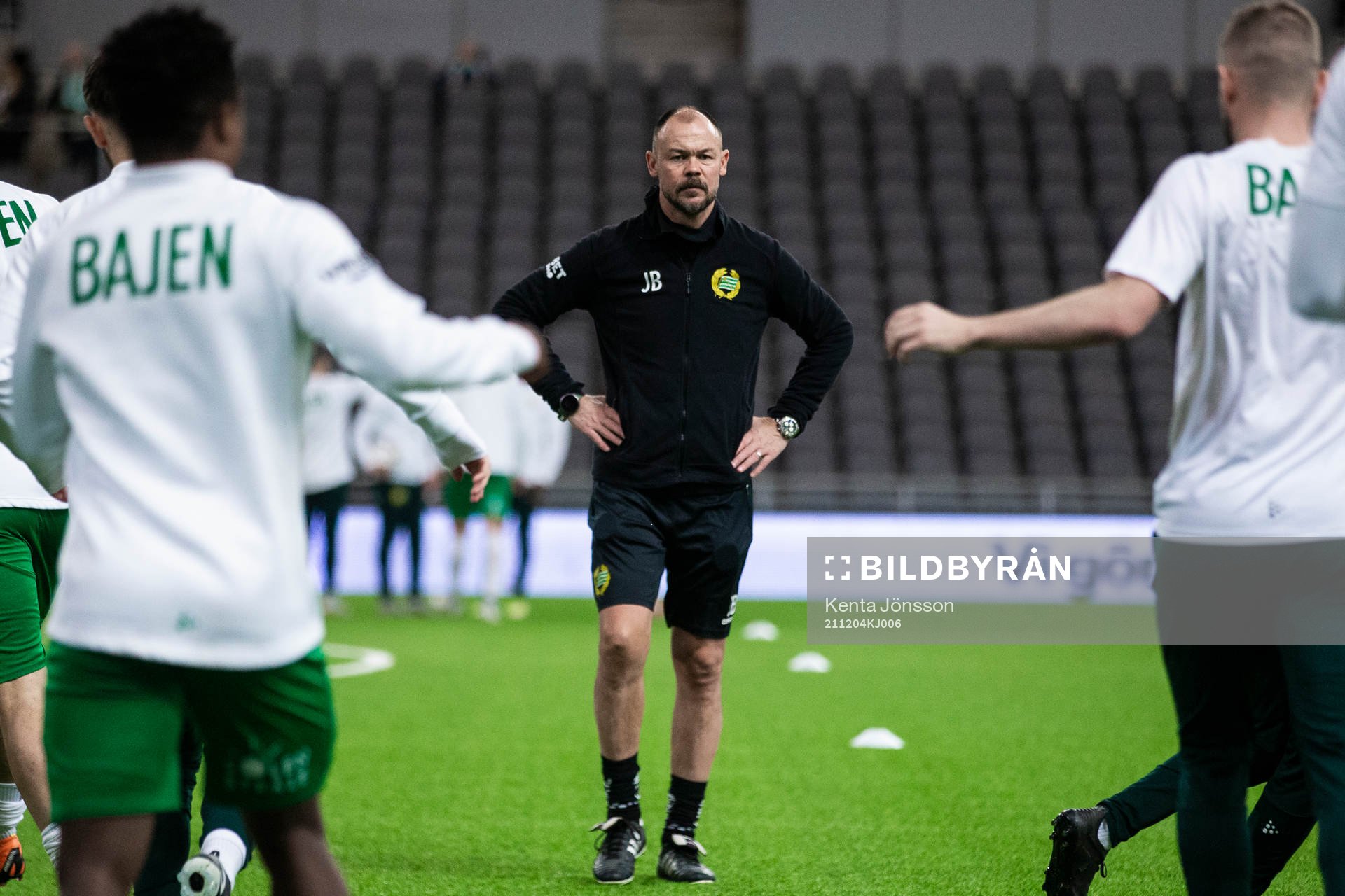 Hammarbys assisterande tränare Joachim Björklund under uppvärmningen inför fotbollsmatchen i Allsvenskan mellan Hammarby och Kalmar den 4 december 2021 i Stockholm.