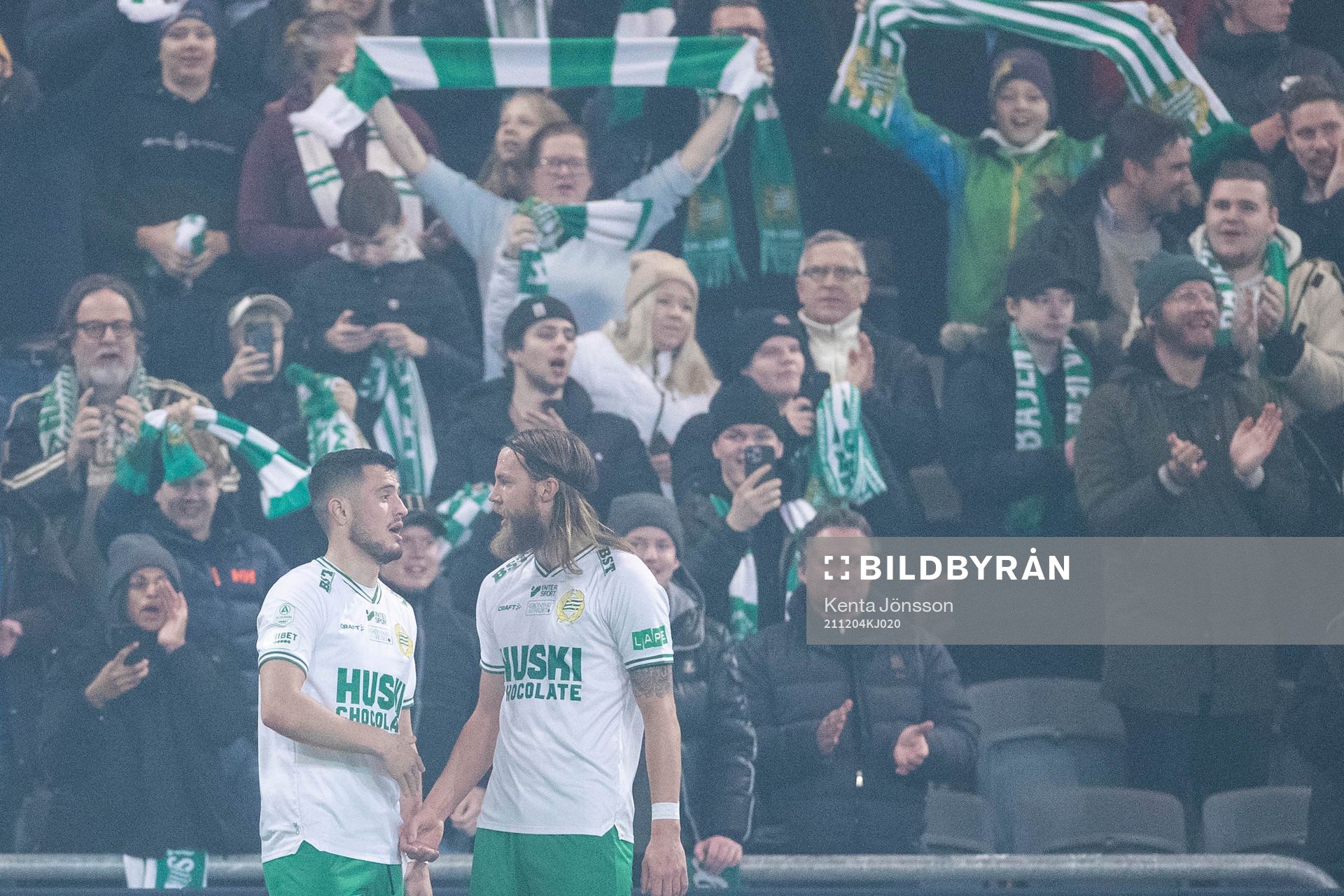 Hammarbys Astrit Selmani och Björn Paulsen jublar