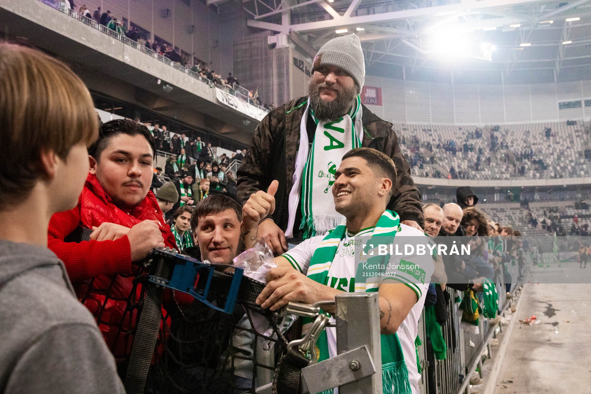 Hammarbys Paulinho med supportrar