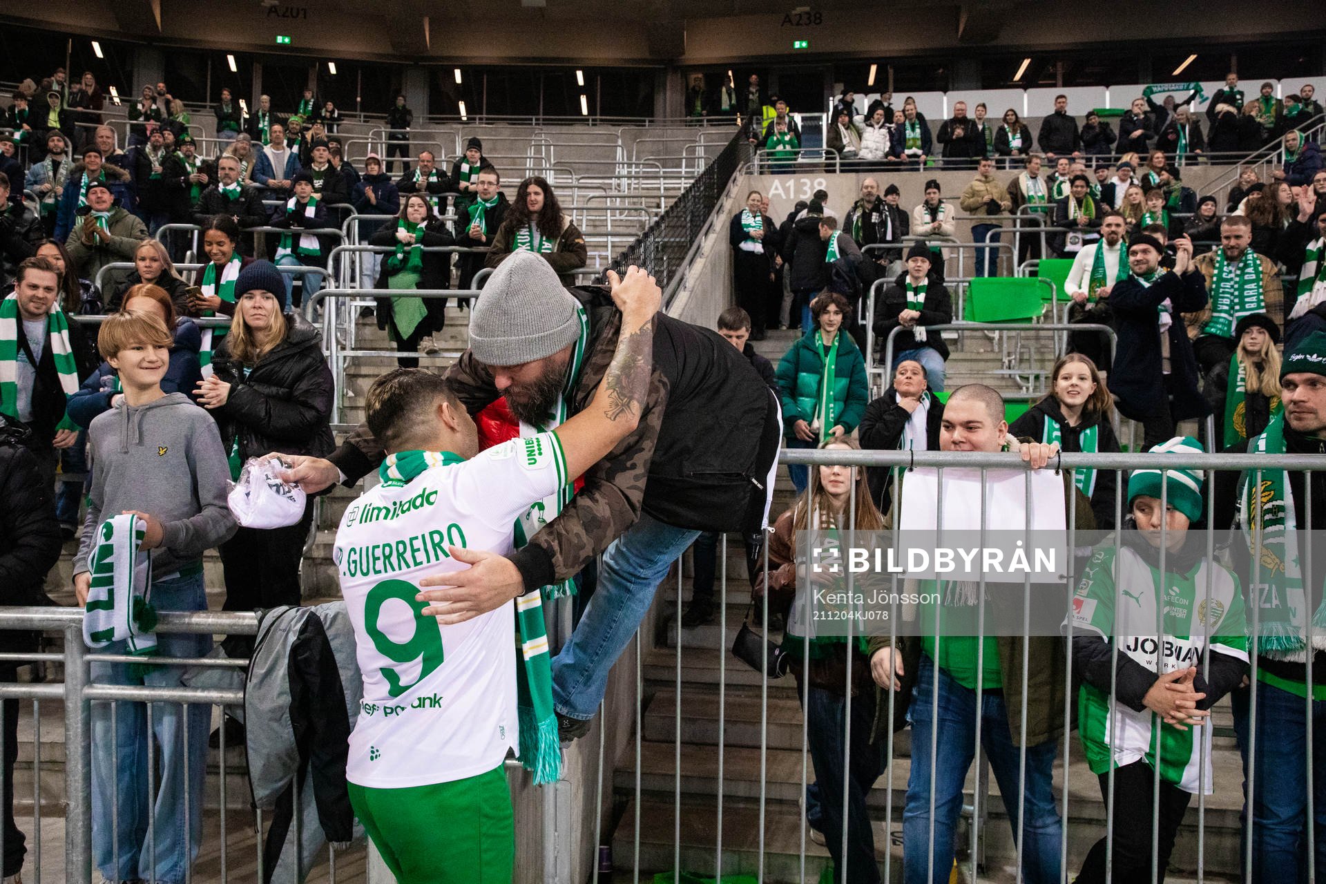 Hammarbys Paulinho med supportrar