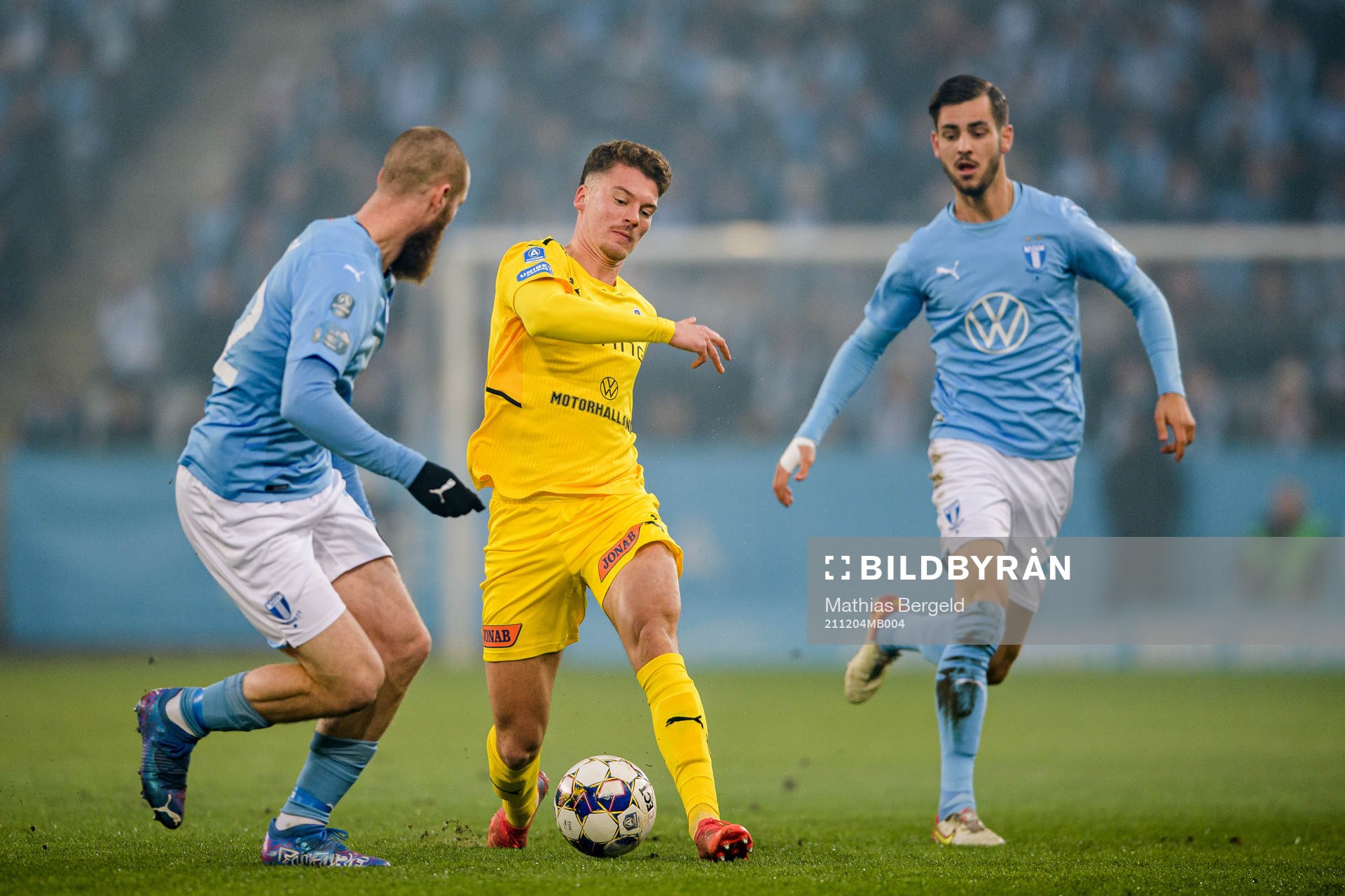 Malmö FFs Jo Inge Berget och Adi Nalic försvarar mot