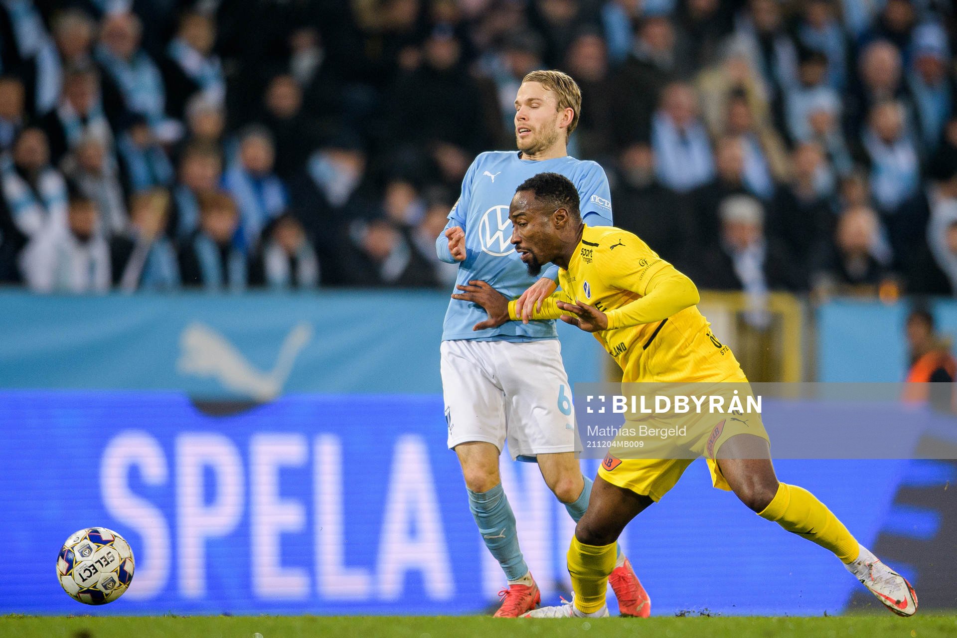 Malmö FFs Oscar Lewicki och Halmstads Sadat Karim