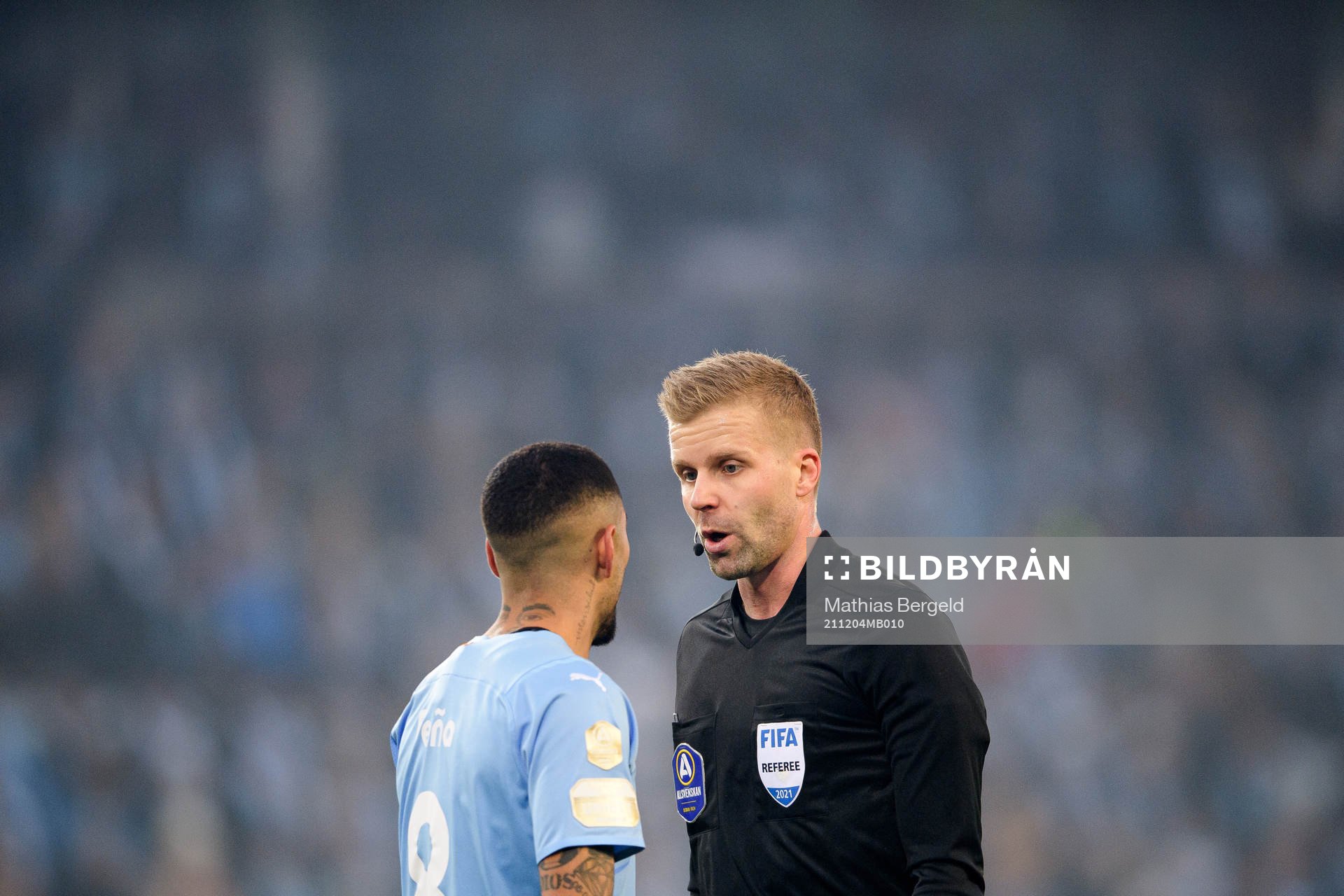 Malmö FFs Sergio Pena och domare Glenn Nyberg