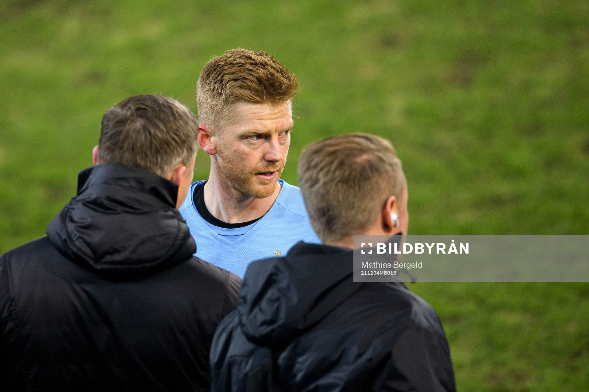 Malmö FFs tränare Jon Dahl Tomasson i samtal med Anders