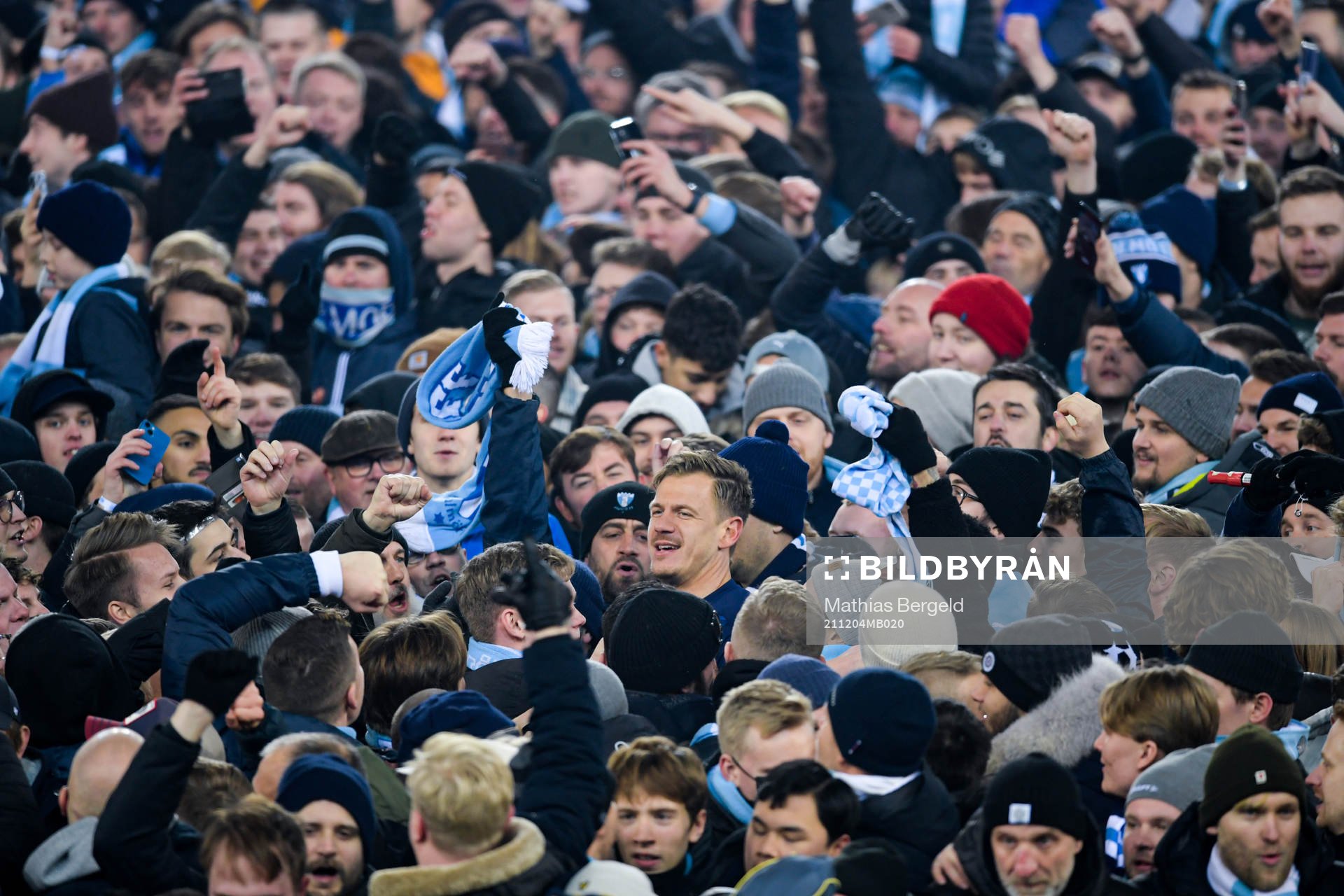 Malmö FFs målvakt Johan Dahlin jublar med supportrar