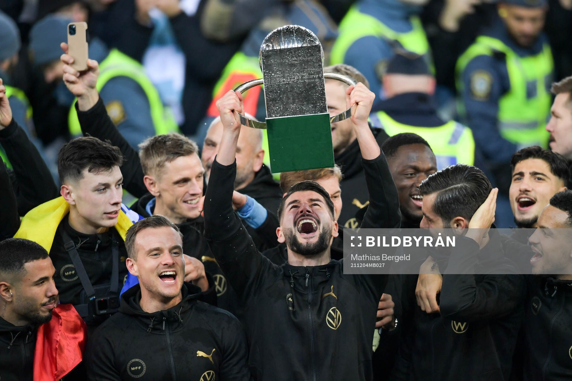 Malmö FFs Antonio Colak jublar med pokalen