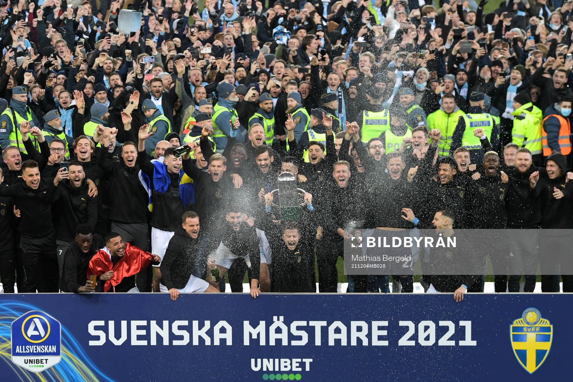 Malmö FFs spelare jublar med pokalen