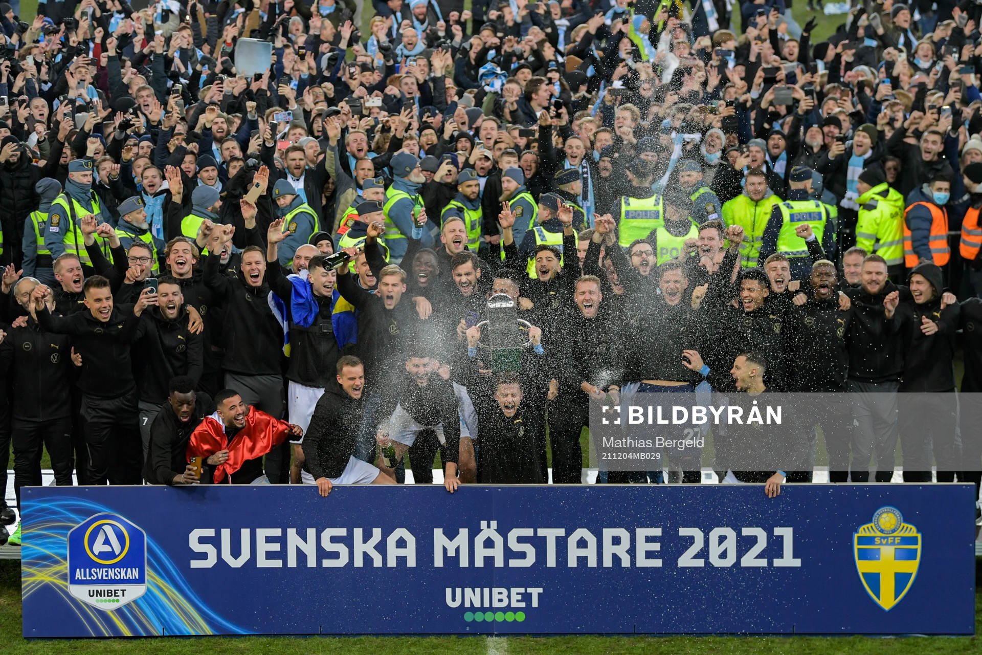 Malmö FFs Anders Christiansen lyfter pokalen efter blivit svenska mästare efter segern i fotbollsmatchen i Allsvenskan mellan Malmö FF och Halmstad den 4 december 2021 i Malmö. 