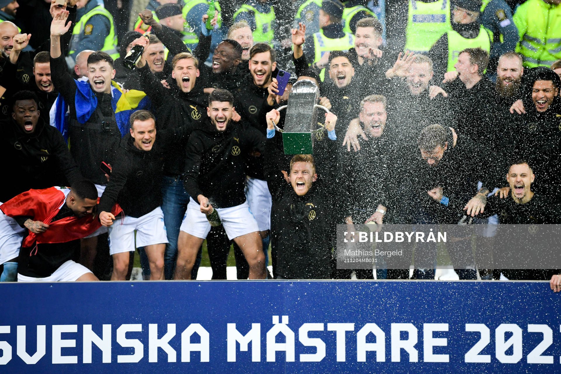 Malmö FFs spelare jublar med pokalen