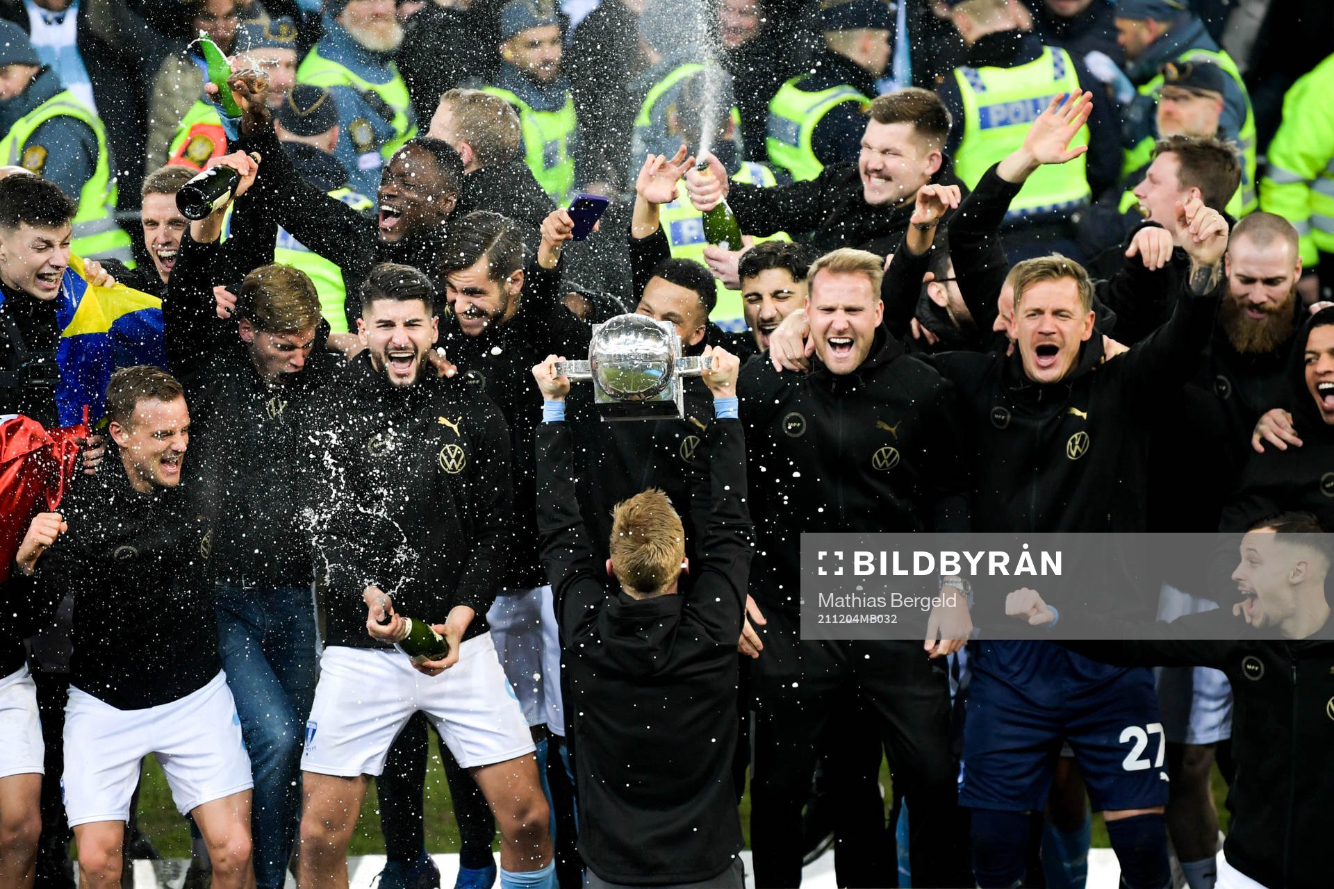 Malmö FFs spelare jublar med pokalen