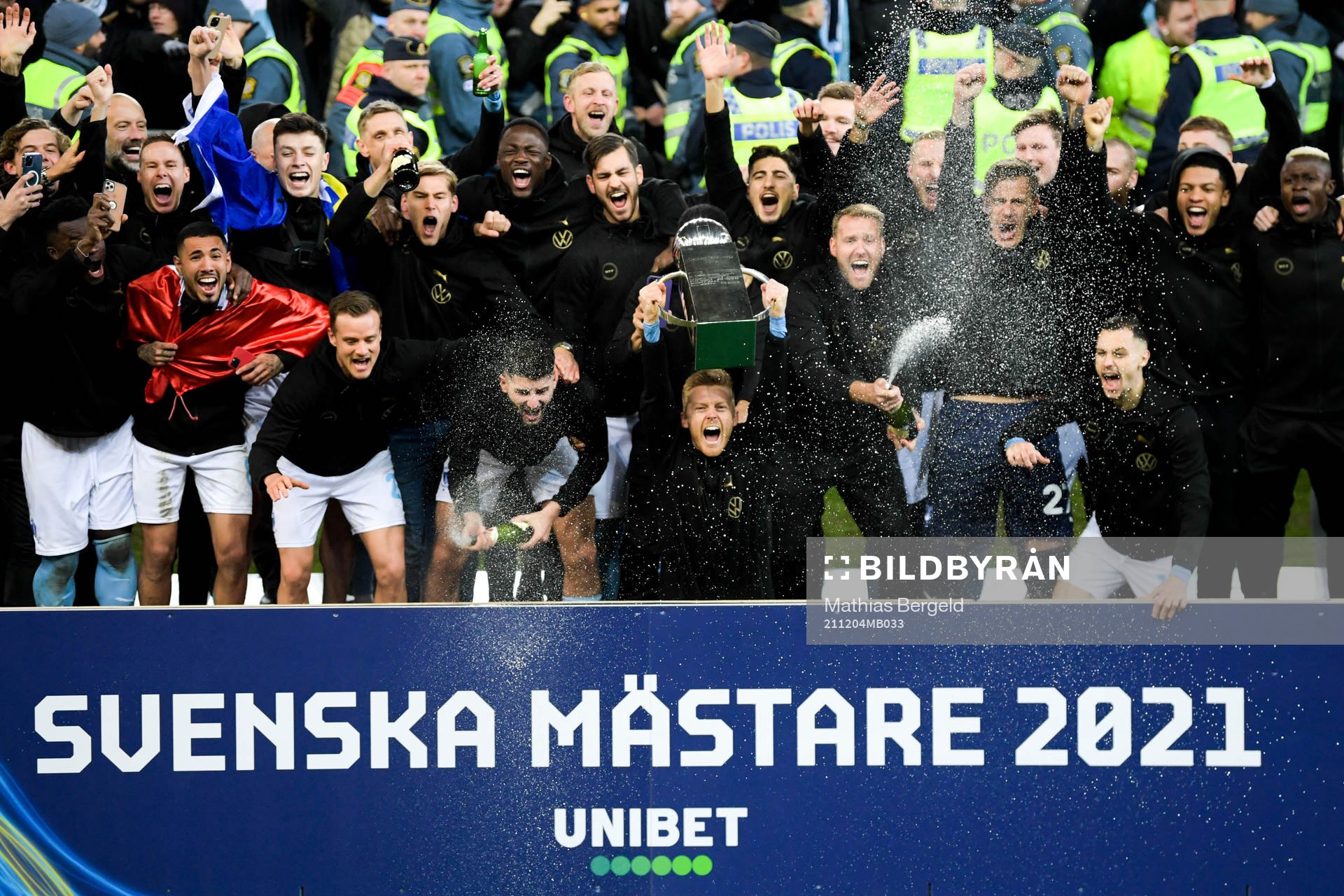 Malmö FFs spelare jublar med pokalen