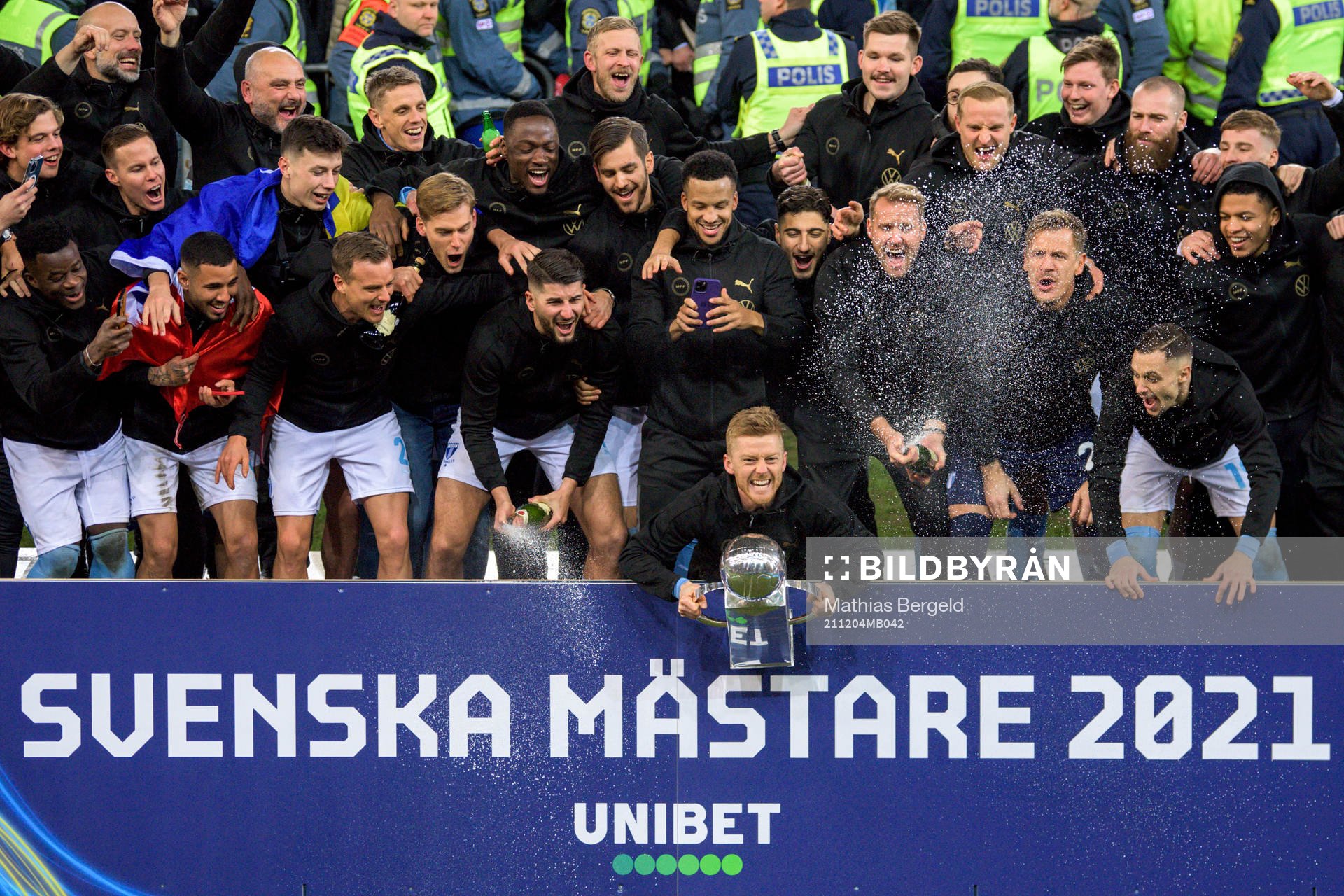 Malmö FFs spelare jublar med pokalen
