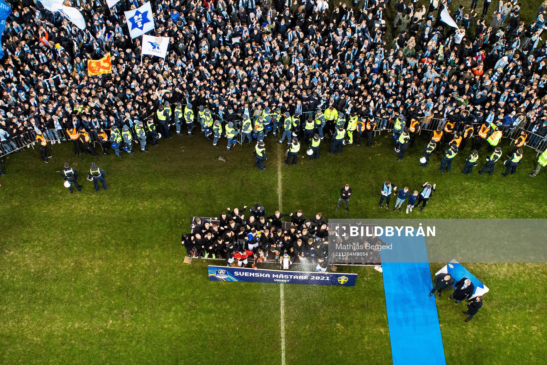 Malmö FFs Anders Christiansen lyfter pokalen framför lagkamrater efter fotbollsmatchen i Allsvenskan mellan Malmö FF och Halmstad den 4 december 2021 i Malmö.
