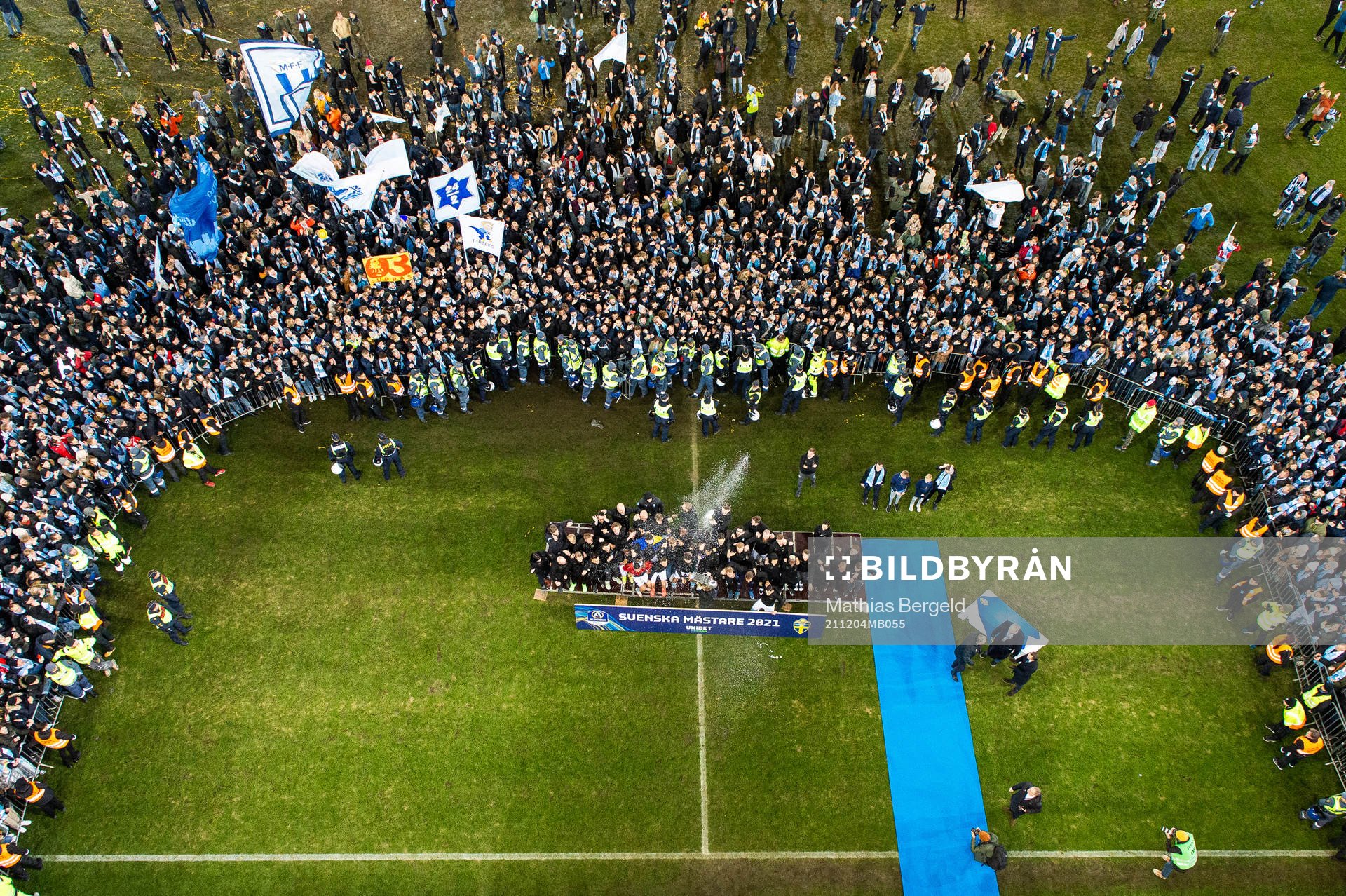 Malmö FFs Anders Christiansen lyfter pokalen framför