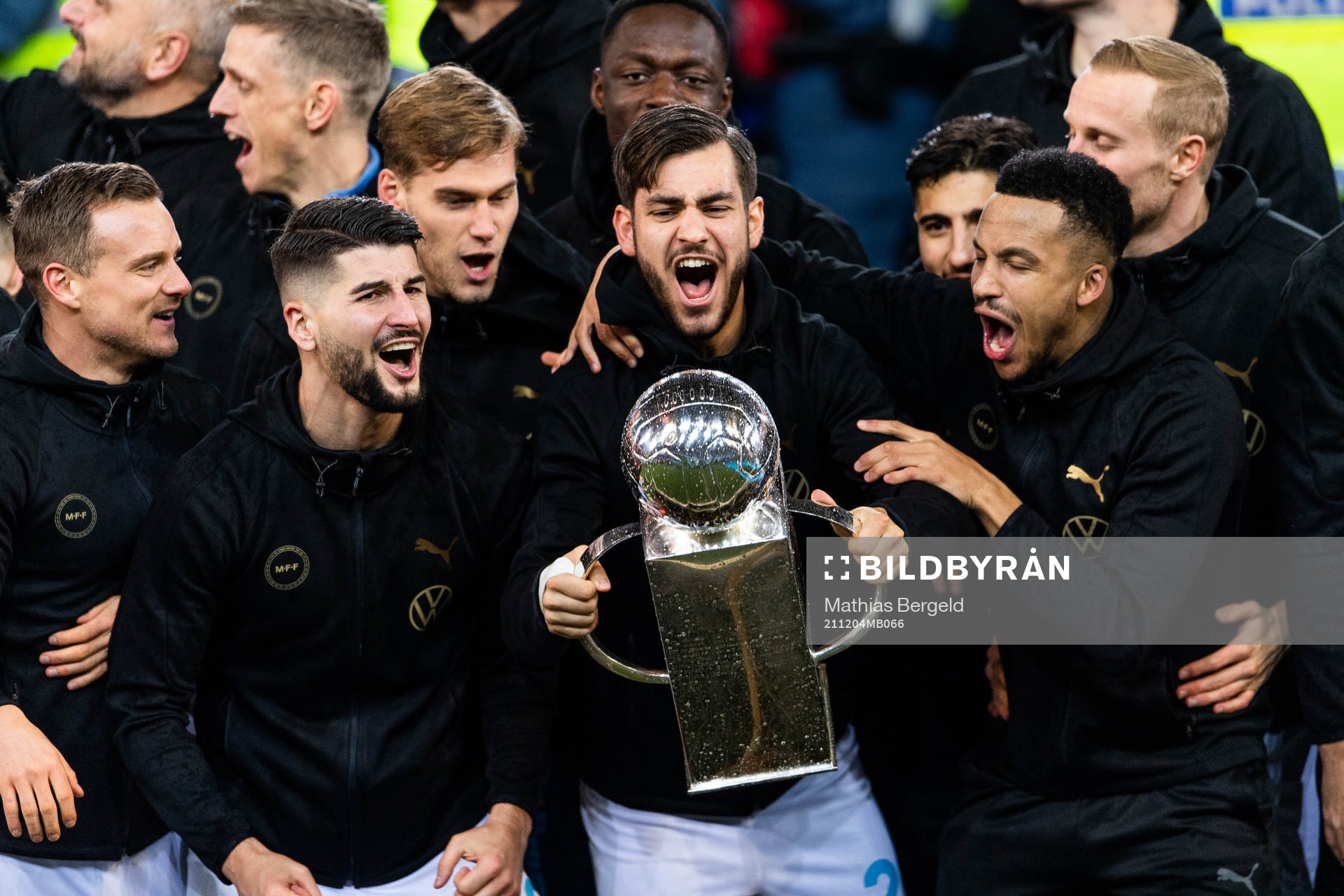 Malmö FFs Adi Nalic lyfter Lennart Johanssons pokal