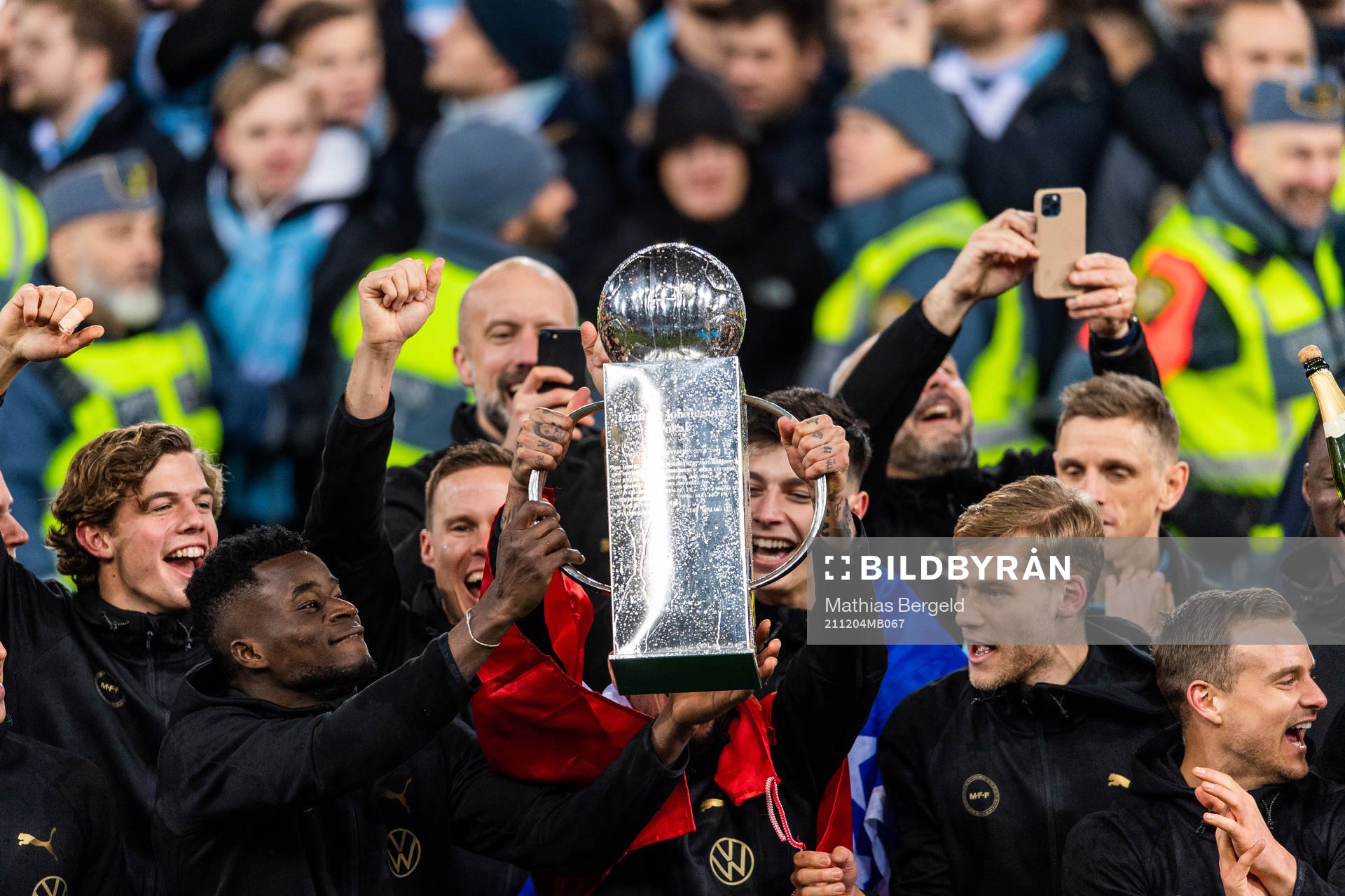 Malmö FFs Malik Abubakari jublar med Lennart Johanssons
