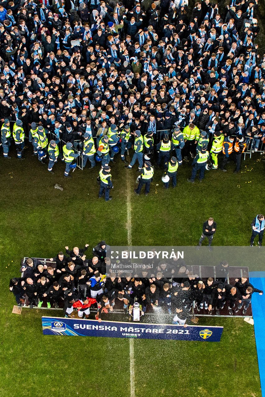 Malmö FFs Anders Christiansen lyfter pokalen framför