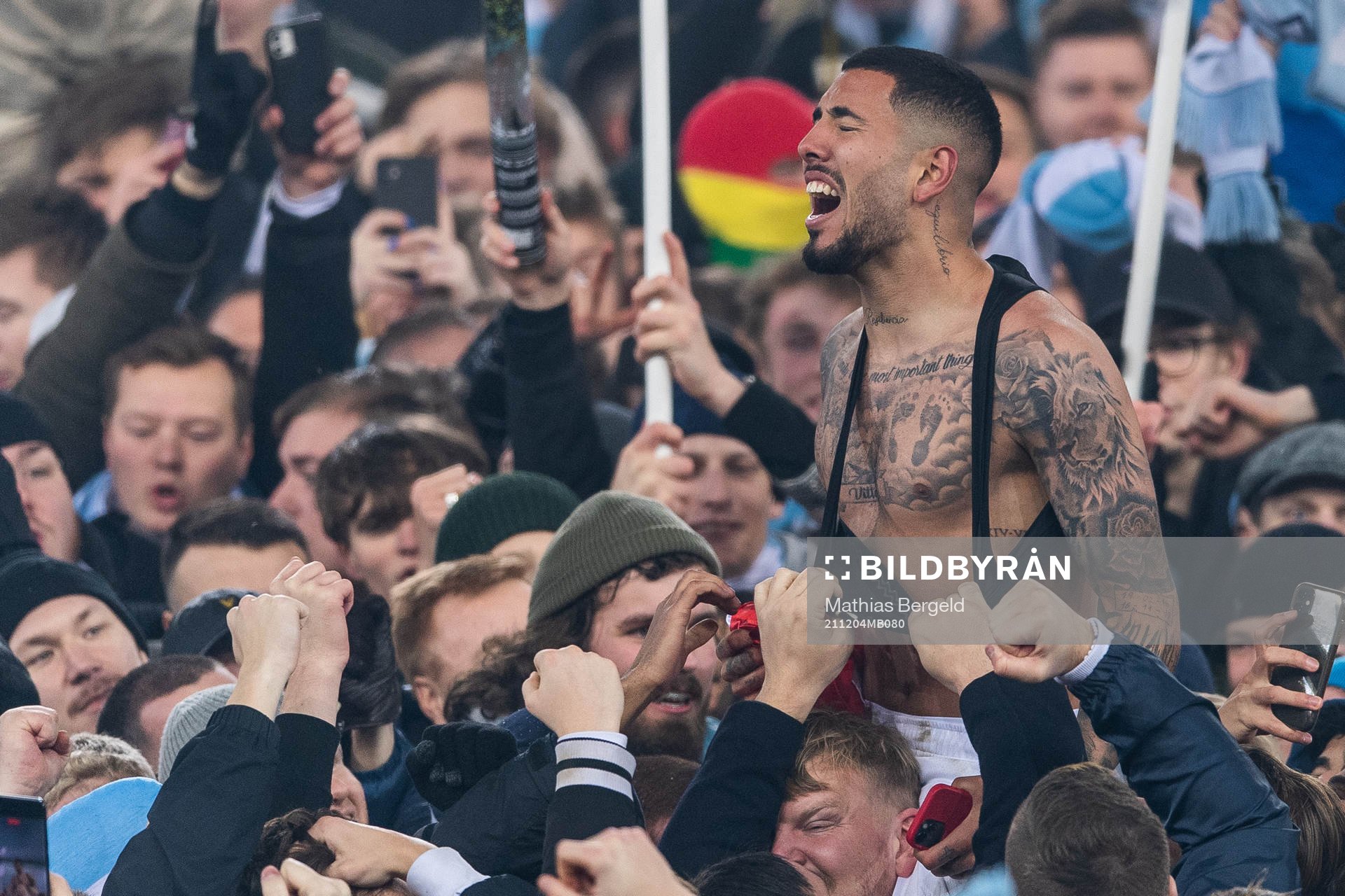 Malmö FFs Sergio Pena jublar med fans