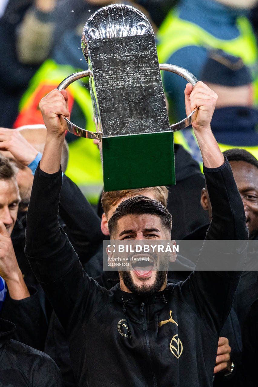 Malmö FFs Antonio Colak jublar med Lennart Johanssons pokal efter fotbollsmatchen i Allsvenskan mellan Malmö FF och Halmstad den 4 december 2021 i Malmö.