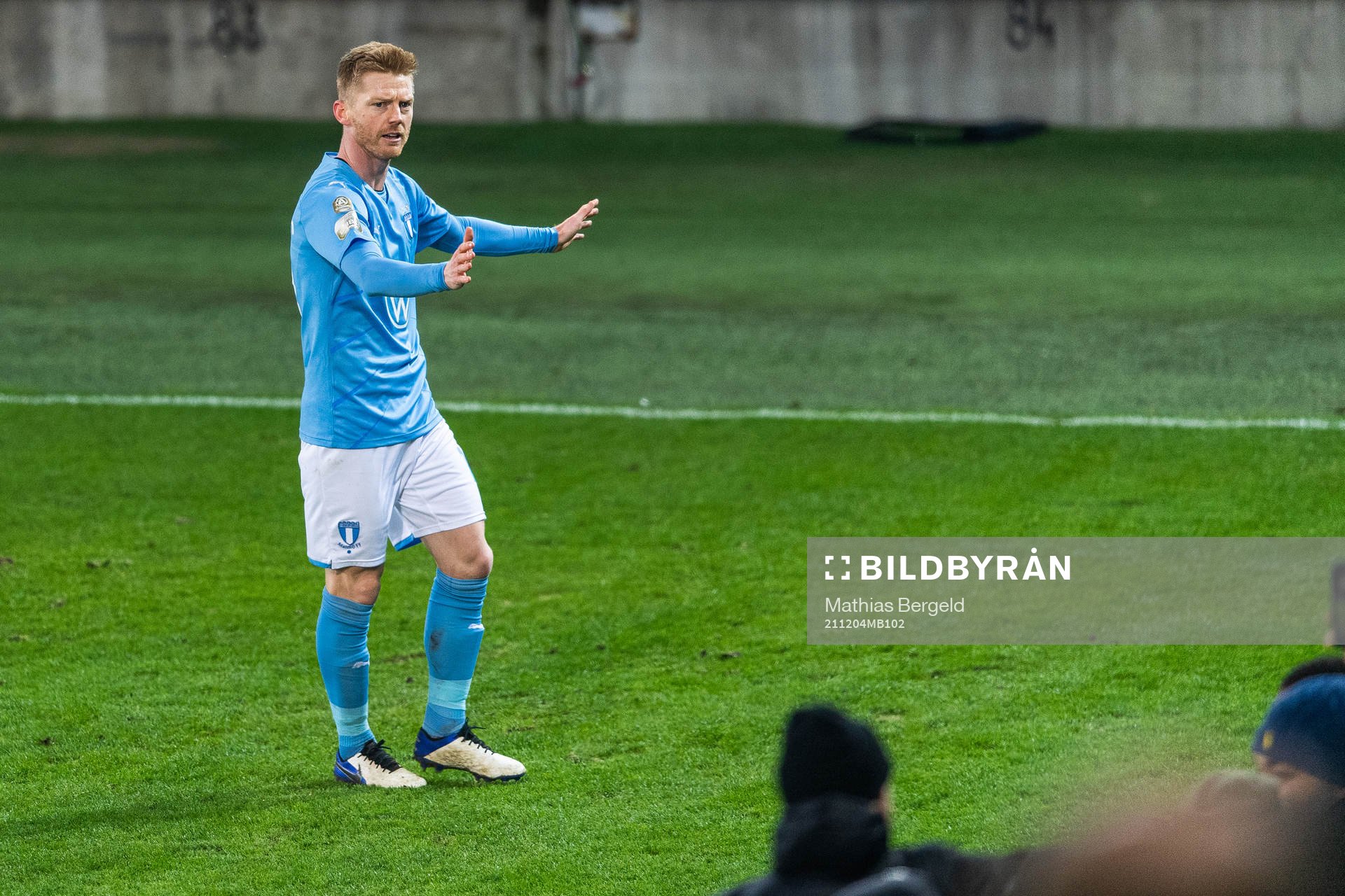 Malmö FFs Anders Christiansen ber publiken flytta sig