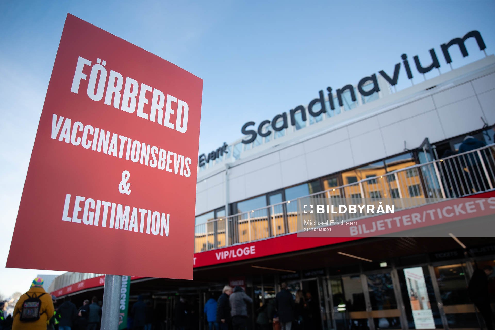 En informationsskylt gällande Covid vaccinbevis utanför