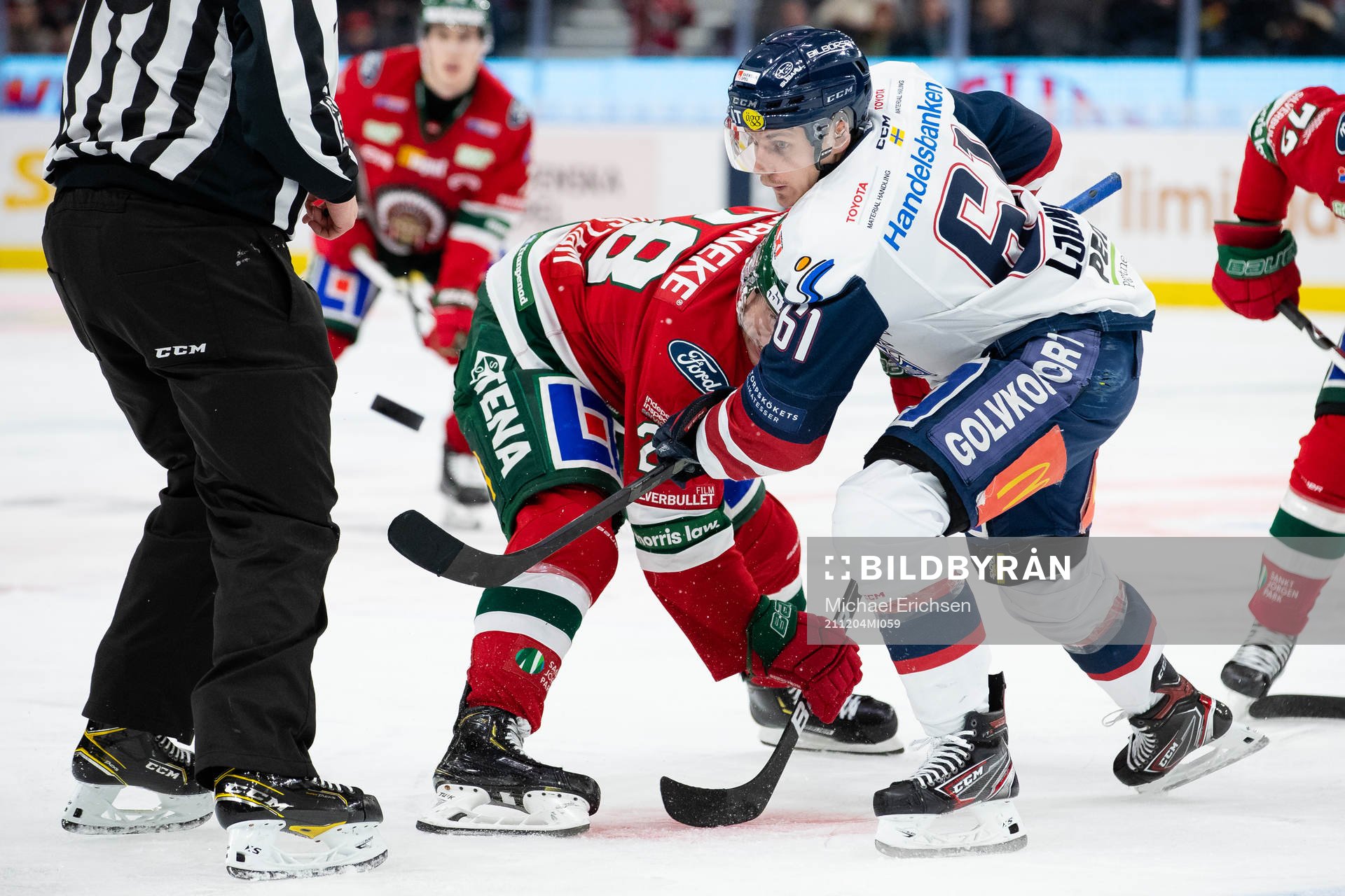 Linköpings Markus Ljungh tekar mot Frölundas Johan