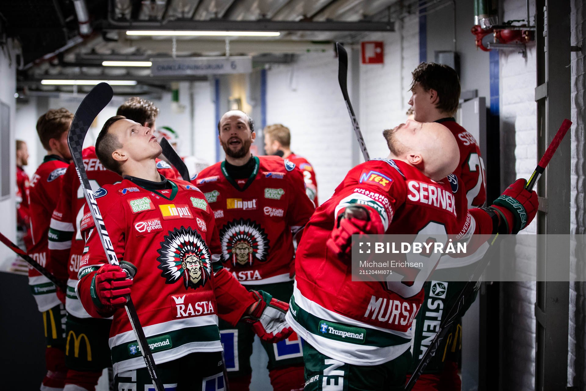 Frölundas Max Friberg och Jan Mursak innan ishockeymatchen