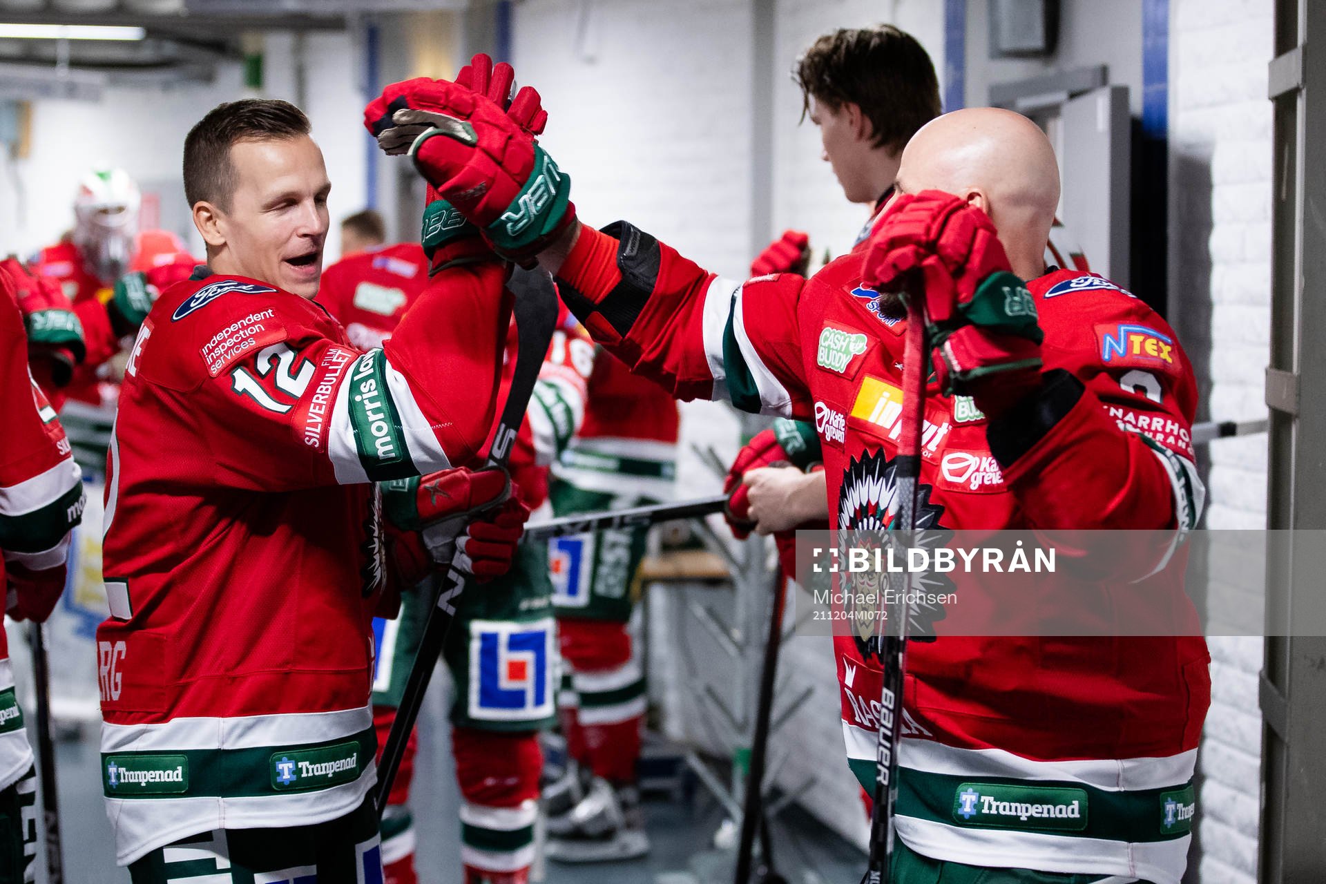 Frölundas Max Friberg och Jan Mursak innan ishockeymatchen
