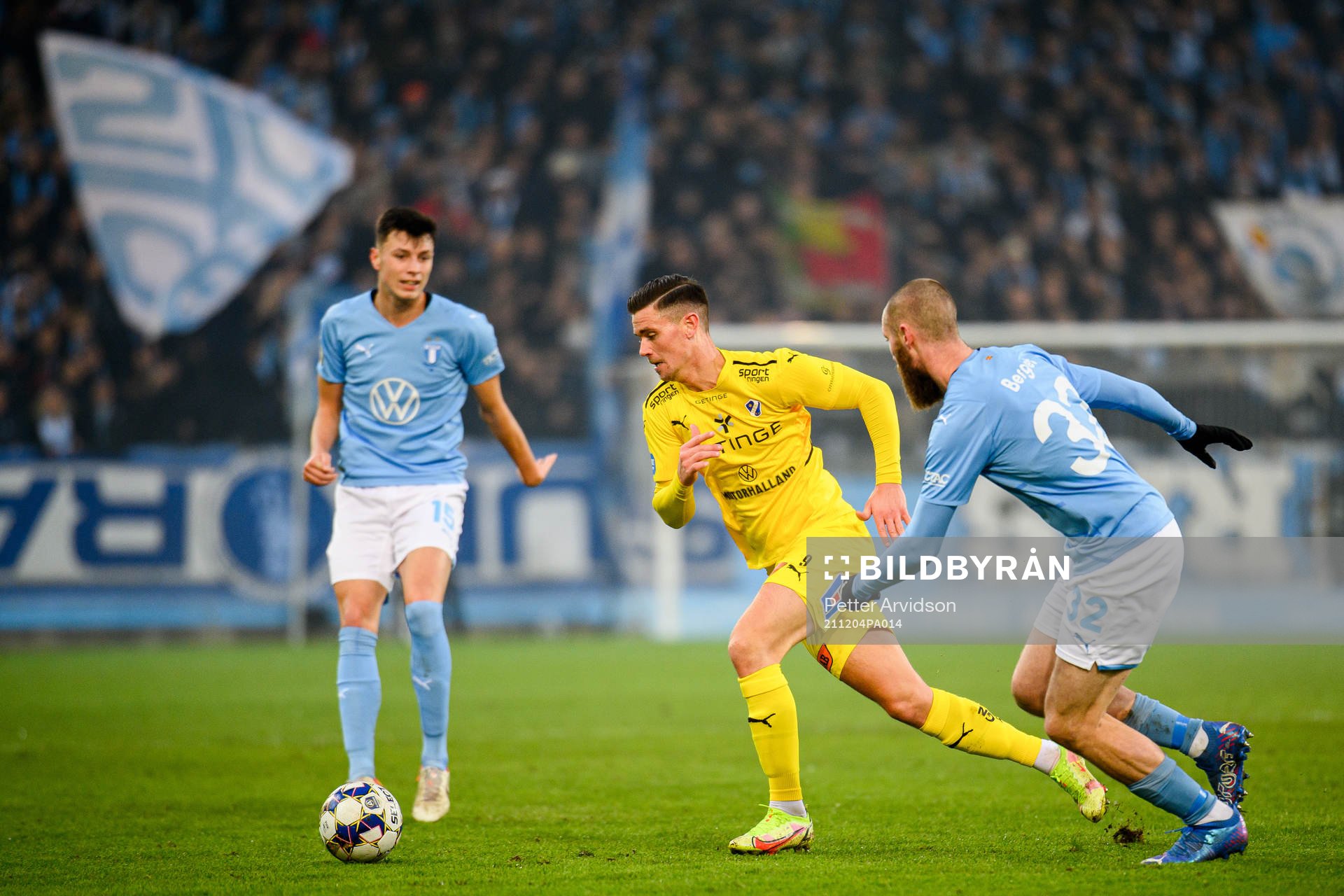 Halmstads Marcus Antonsson i en kamp mot Malmö FFs Anel