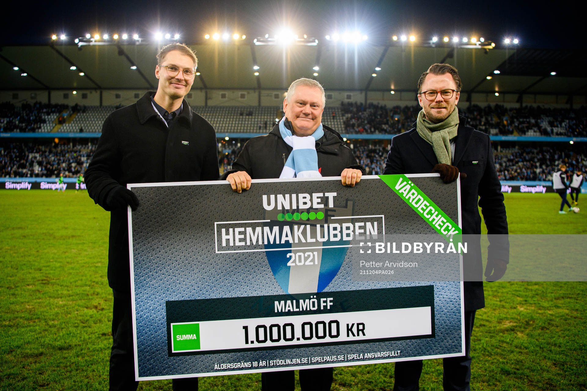 Malmö FFs ordförande Anders Pålsson tar emot en check