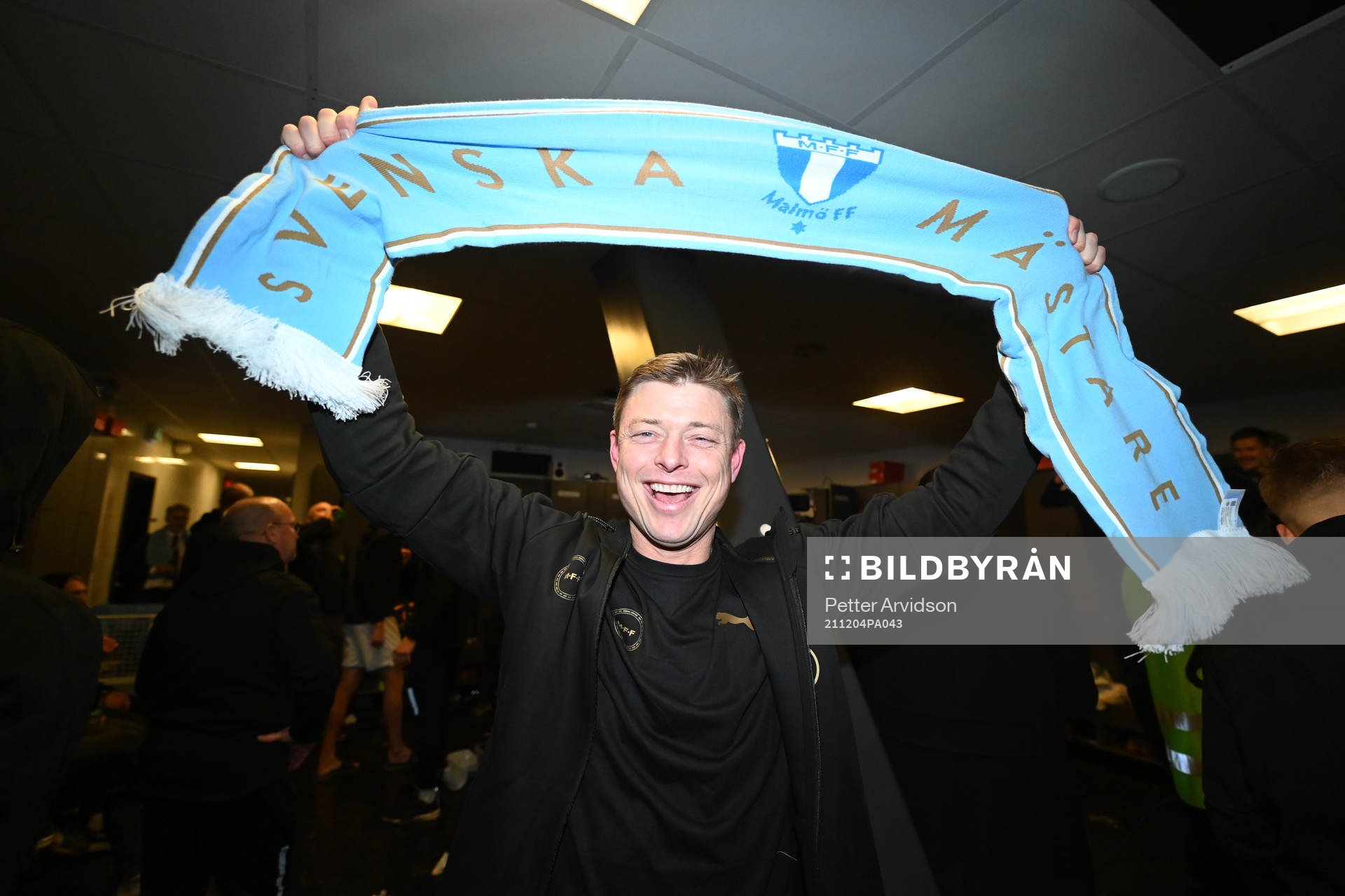 Malmö FFs tränare Jon Dahl Tomasson jublar i