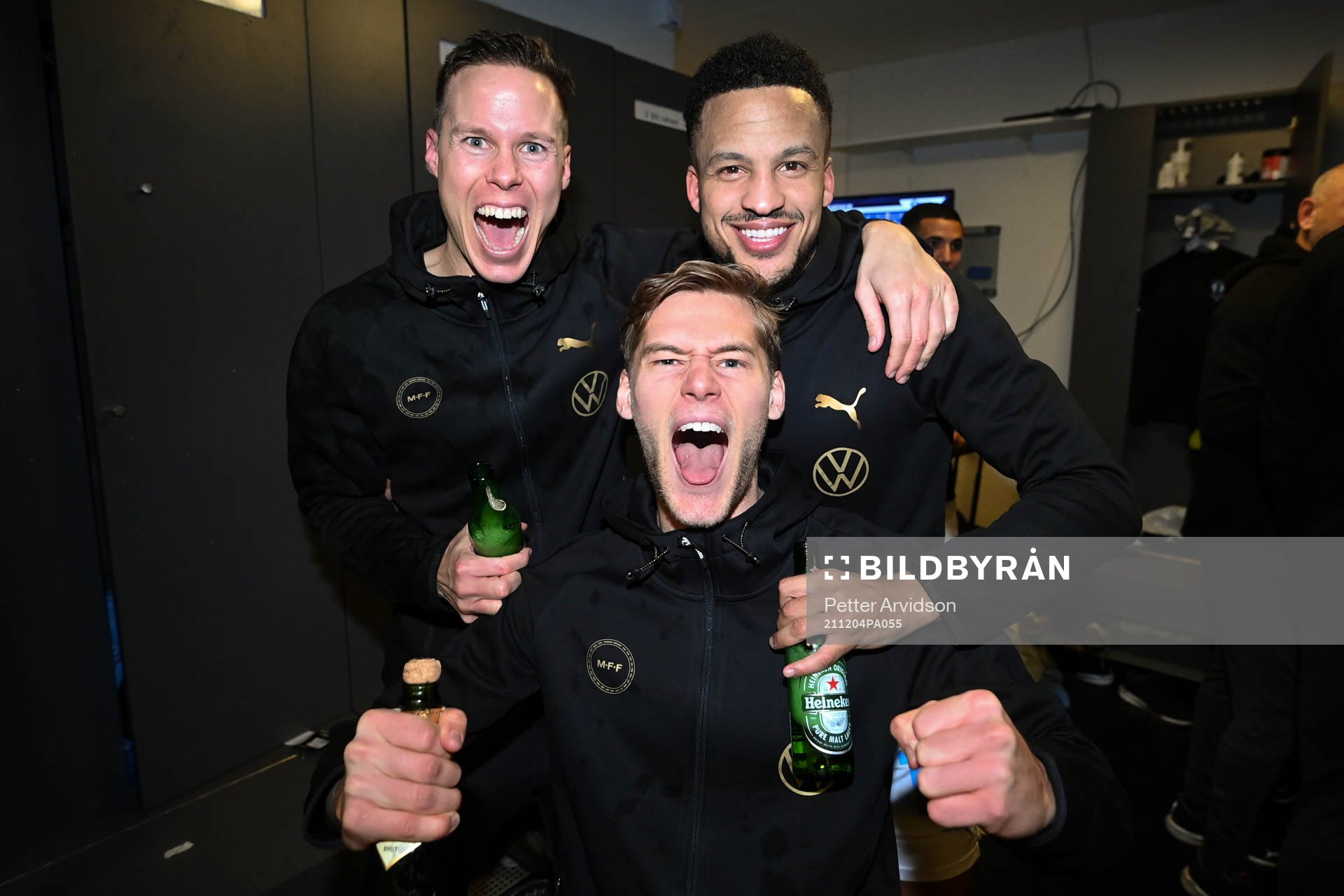 Niklas Moisanderm, Felix Beijmo och Martin Olsson  jublar