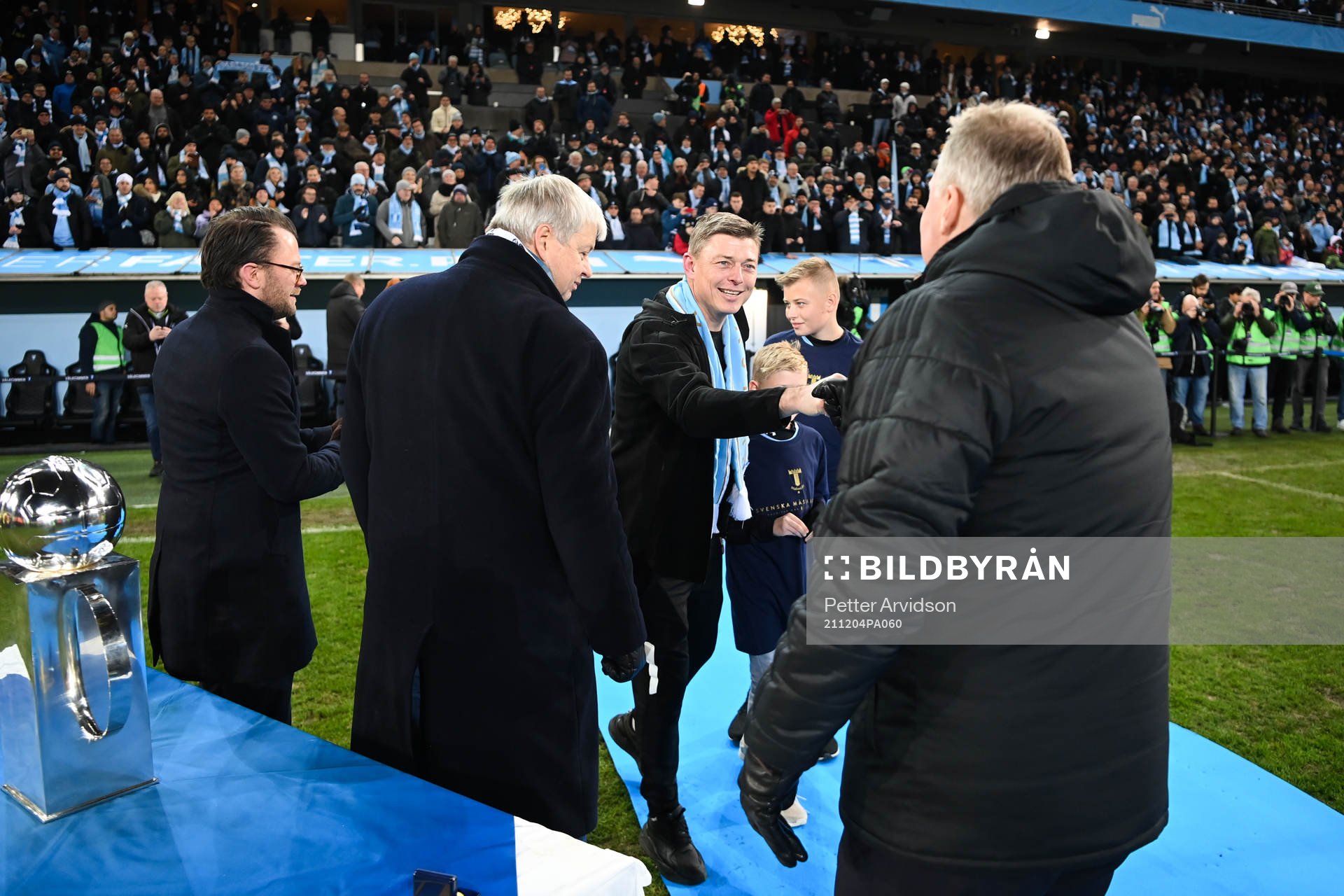 Malmö FFs tränare Jon Dahl Tomasson jublar efter fotbollsmatchen i Allsvenskan mellan Malmö FF och Halmstad den 4 december 2021 i Malmö.