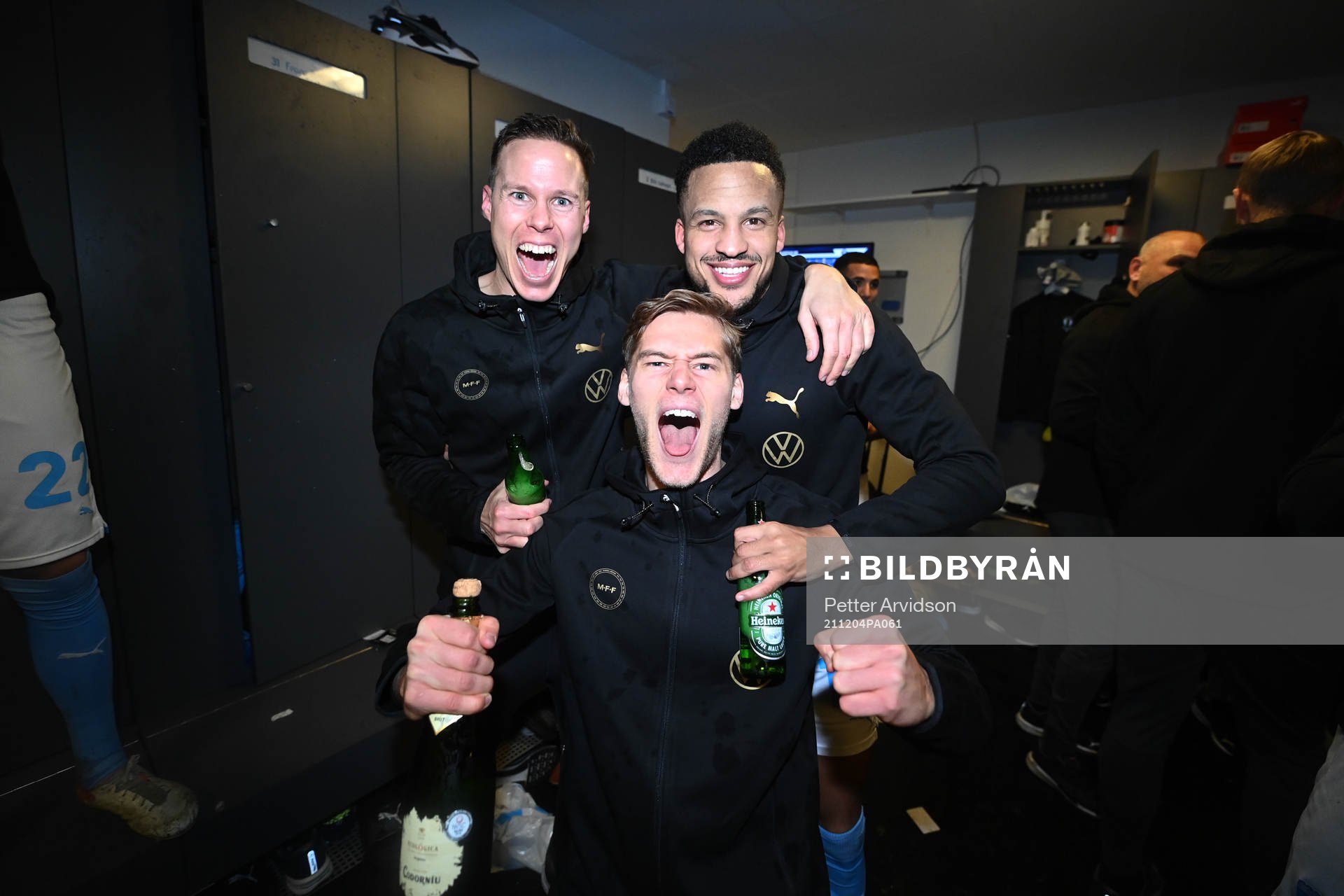 Malmö FFs Niklas Moisander , Felix Beijmo och Martin Olsson jublar i omklädningsrummet efter fotbollsmatchen i Allsvenskan mellan Malmö FF och Halmstad den 4 december 2021 i Malmö.